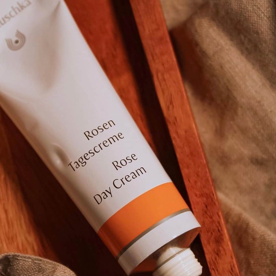 Dr. Hauschka Japan ドクターハウシュカのインスタグラム：「ローズデイクリーム🌹⁠ Dr.ハウシュカのブランドの中でも代表的なアイテムの一つで、海外では様々な賞も受賞しています。1967年のブランド創業以来、みなさまの乾燥や敏感なお肌を50年以上守り続けてきました。⁠ . ⁠ . ⁠ 外気が冷たく、手足がかじかんでしまうような季節にも、⁠ 少し硬めのしっかりとしたクリームが敏感なお肌をしっかりと守ります。手の平で少し温めて薄くのばしてぬると、フレッシュなローズの天然の香りが感じられます。⁠ .⁠ .⁠ #ドクターハウシュカ#Drハウシュカ#オーガニックコスメ#敏感肌#敏感肌スキンケア#敏感肌でも安心#敏感肌でも使える#敏感肌用#敏感肌コスメ#オーガニック#オーガニックコスメ好きな人と繋がりたい#オーガニック好きな人と繋がりたい#オーガニック化粧品#オーガニックスキンケア#オーガニック女子#オーガニックライフ#ナチュラルコスメ#ナチュラルな暮らし#丁寧な暮らし#スキンケア難民#スキンケア大事#スキンケア#スキンケア好きさんと繋がりたい#サステナブル#エタノールフリー#サステナビリティ#フェイスクリーム#ローズクリーム#保湿クリーム#ゆらぎ肌」