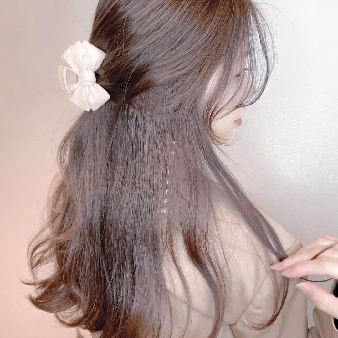 MOMOKOさんのインスタグラム写真 - (MOMOKOInstagram)「びっくりされるくらい﻿ 髪伸びてます👰🏼‍♀️🪞﻿ ﻿ おnewのバンスクリップをつかって﻿ ゆるっとハーフアップアレンジ🎀﻿ ﻿ カラーはいつもたぶちりんにお任せ🐒﻿ @tabuchi_kaito ﻿ いつもありがとう🤍﻿ ﻿ (2枚目の方がノーマルカメラで﻿ 色がわかりやすいかもです👀♡)﻿ ﻿ ﻿ #shima#shima青山#表参道﻿ #プレ花嫁#プレ花嫁美容﻿ #ガーリー#大人ガーリー #ハーフアップ#ハーフアップアレンジ ﻿ #ヘアアレンジ#バンスクリップ ﻿ #バンスクリップアレンジ」1月29日 21時00分 - momoko_girly
