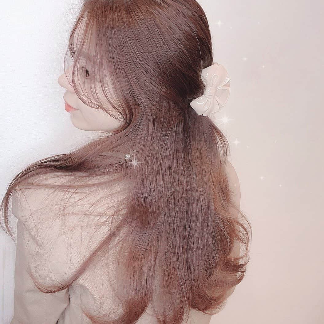 MOMOKOのインスタグラム：「びっくりされるくらい﻿ 髪伸びてます👰🏼‍♀️🪞﻿ ﻿ おnewのバンスクリップをつかって﻿ ゆるっとハーフアップアレンジ🎀﻿ ﻿ カラーはいつもたぶちりんにお任せ🐒﻿ @tabuchi_kaito ﻿ いつもありがとう🤍﻿ ﻿ (2枚目の方がノーマルカメラで﻿ 色がわかりやすいかもです👀♡)﻿ ﻿ ﻿ #shima#shima青山#表参道﻿ #プレ花嫁#プレ花嫁美容﻿ #ガーリー#大人ガーリー #ハーフアップ#ハーフアップアレンジ ﻿ #ヘアアレンジ#バンスクリップ ﻿ #バンスクリップアレンジ」
