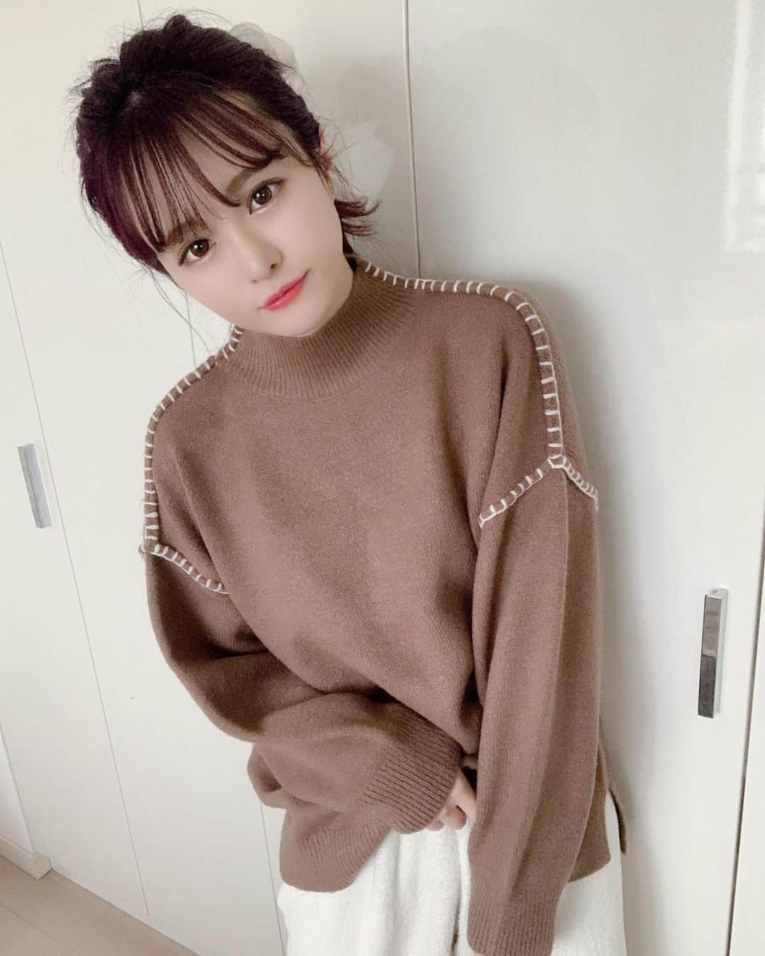 メルのインスタグラム：「まってステッチハマりすぎじゃない？ シンプルなのにアクセントあるのとにかく好きなんよ🥲♥️ 60%OFFのセールやっとるけんみんな見てみて🥺 ちなみにこれもお尻隠れるよふふふ  ( @classicalelf_official ) #クラシカルエルフ #classicalelf #エルフコーデ #ニット #モックネック #クルーネック #ハイネックニット#今日の服 #今日のコーデ」