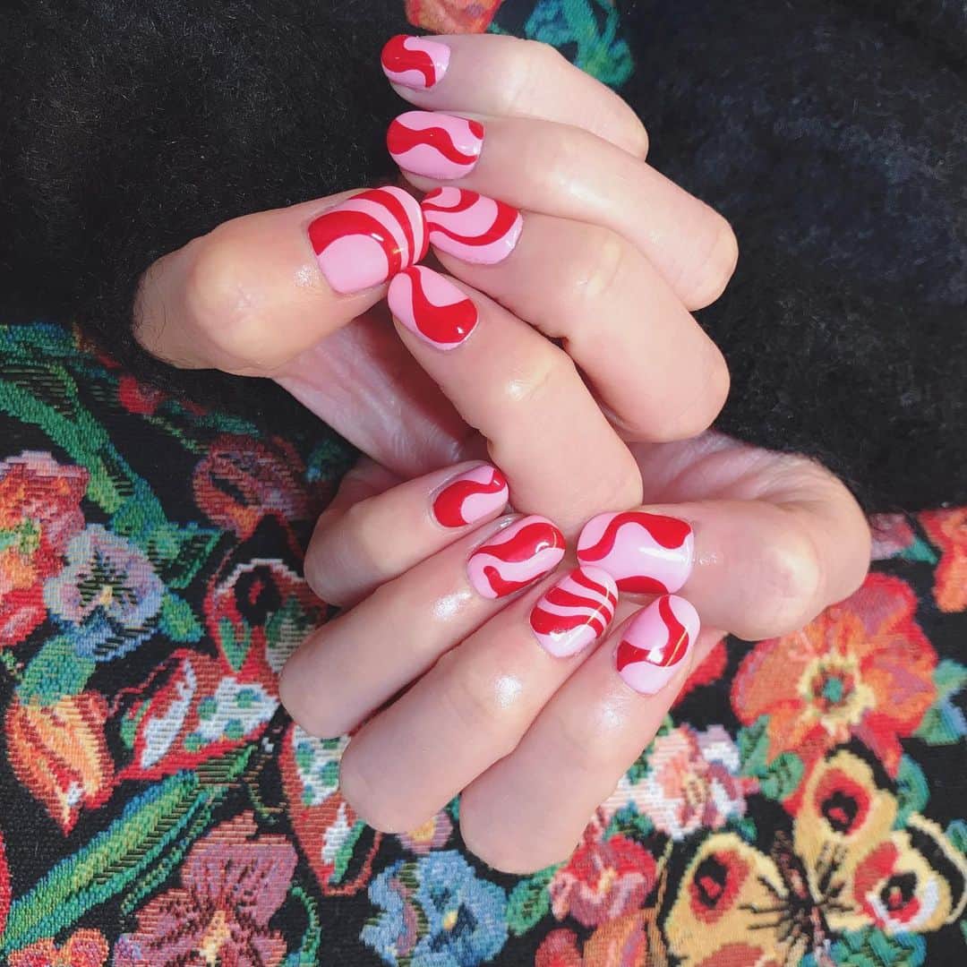 なかやまちえこのインスタグラム：「赤とピンク💅⠀ ⠀ PREGEL Muse M031マザーズレッド、M580 プレシャスハートピンク⠀ #うねうねネイル #nail #nails #nailart #ネイル #美甲 #ネイルアート  #japanesenailart #manucure #japanesenails #manicurist #gelnails #أظافر #네일아트 #미용 #vẽmóng #amiaya #aya ちゃん @ayaxxamiaya @pregelofficial @at_charme」