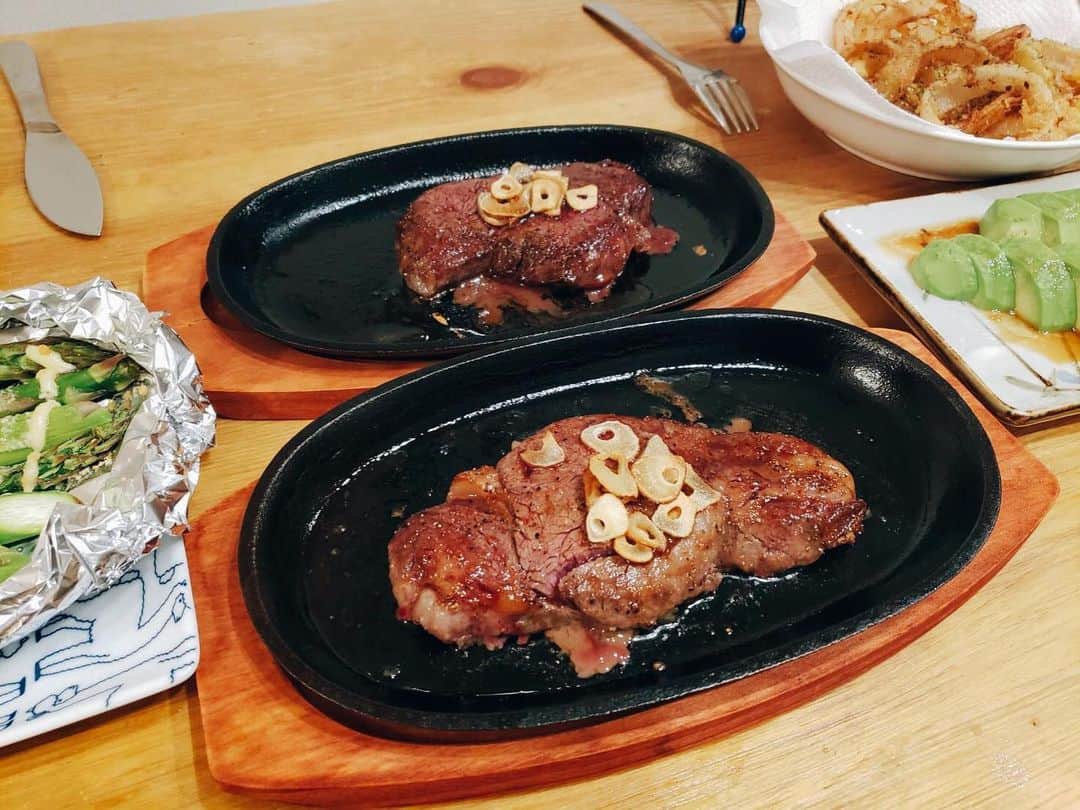 平田薫のインスタグラム：「ふるさと納税ステーキ。 うまぁぁぁーです☺️🥩🍴 お家でこのクオリティのお肉が食べられるのは最高すぎる！  #かおる食堂#ふるさと納税 #特選和牛静岡そだち」