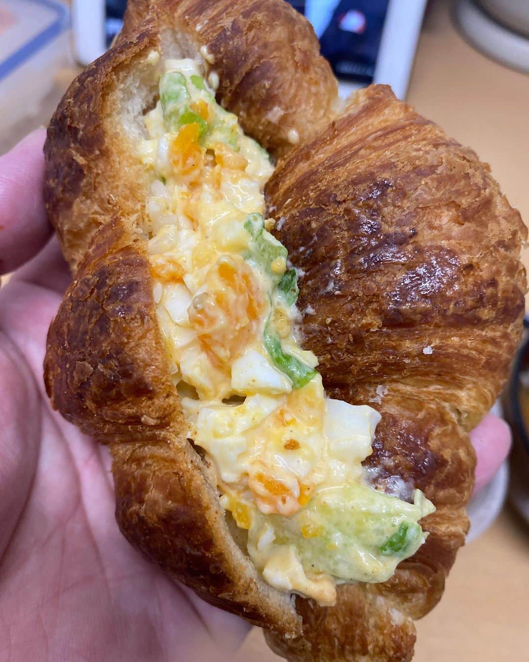 カバのインスタグラム：「クロワッサン作りは難しいですが、日に日にレベル上がってます！今日はたまごサラダ挟んでみました！めちゃめちゃ美味しかったです！お弁当食べてる途中に食べましたが、余裕で美味しかったです！みんなにも食べて欲しい、、🥐️✨  #吉本新喜劇 #カバ #食パン工房むぎ #パン屋の旦那 #クロワッサン練習中」