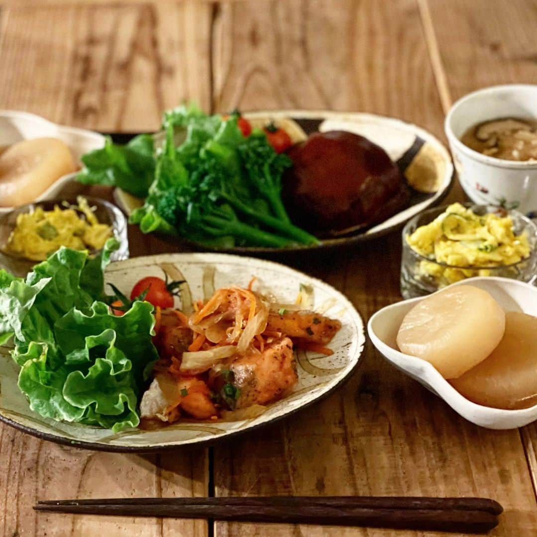 Atsukoのインスタグラム：「今日の晩ご飯 2021.01.29  ハンバーグ 鮭の南蛮漬け  大根煮 かぼちゃサラダ 味噌汁   旦那が南蛮漬け嫌いなのでハンバーグで。 1人分だけ違うメニュー作るのまじめんどい。 ちなみにロールキャベツも嫌いなのでハンバーグつくったんだけど。 今日ハンバーグだしちゃったから、ロールキャベツの日はロールキャベツをたべさせるしかない。笑 嫌いじゃないけど好きじゃないが多すぎてめんどい。うーむ。 娘とは食の趣味同じなんだけどなー」