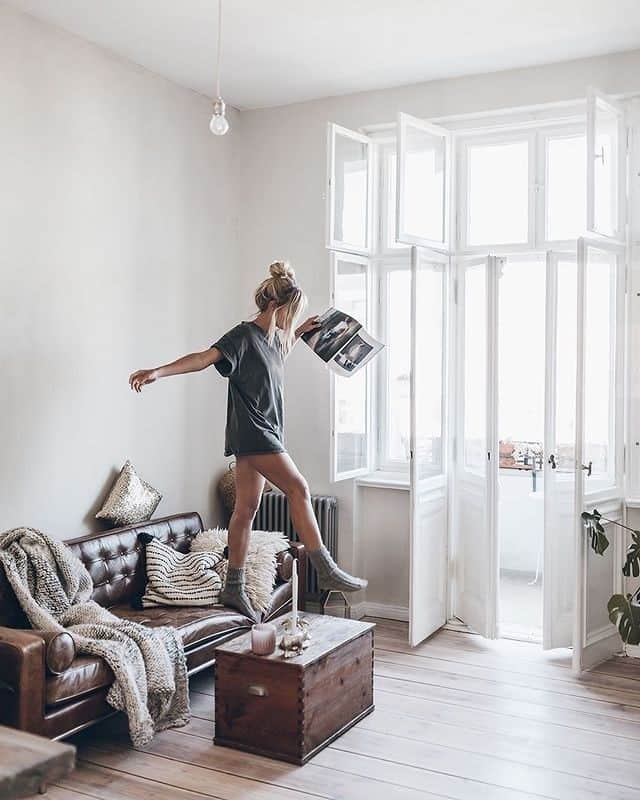 Kapten & Sonさんのインスタグラム写真 - (Kapten & SonInstagram)「Mood realizing it's Friday. 🙌 @mikutas dancing through her beautiful apartment. ✨ What's your favorite moodbooster song at the moment? Tell us! 👇 #bekapten #kaptenandson⁠ .⁠ .⁠ .⁠ #music #dance #stayhome #happy #mood #inspo #inspiration #home #songs」1月29日 21時05分 - kaptenandson