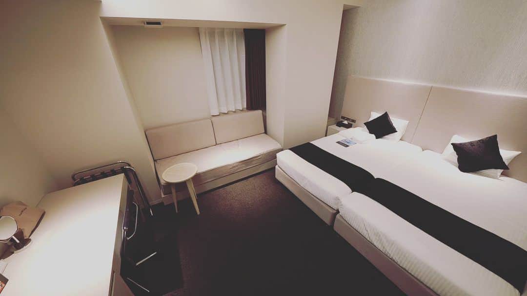 山本大希さんのインスタグラム写真 - (山本大希Instagram)「那覇市内にある最高なホテル。  ホテルアクアチッタナハ(@hotel_aqua_citta_naha )  ラウンジアクセスつきプランで予約。気分はまるでゆうたろう。 アメニティもエラバシェで差別化。毎日ウエルカムバブルでお出迎え。  ホテル動画はYouTubeで。  #ホテル #ホテルライク #ホテルアクアチッタナハ #アクアチッタナハ #プール #ナイトプール #屋上プール #エラバシェ 沖縄 #沖縄ホテル #那覇 #那覇ホテル #youtube #youtuber #youtubechannel #youtuber好きな人と繋がりたい #youtubevideo #youtubers #okinawa #okinawahotel #hotel #hotelstay #naha #インスタ映え #ラウンジ #朝食 #朝食プレート #朝食ビュッフェ #breakfast #breakfasttime」1月29日 21時05分 - youtuber_yamamoto