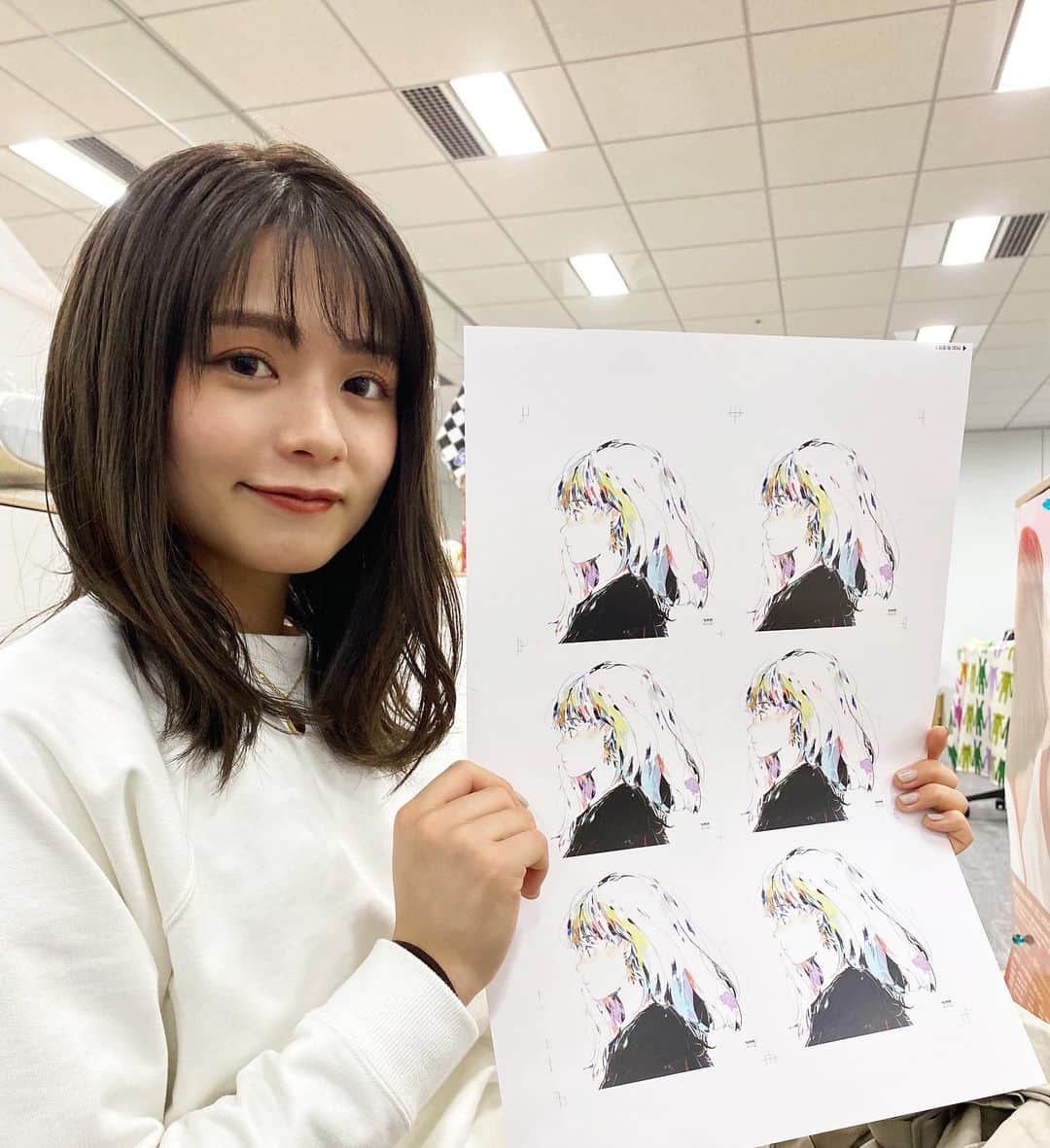 足立佳奈のインスタグラム：「新曲「まちぼうけ」リリース日まで、 あと5日 ☺︎☺︎  今日事務所にジャケ写たくさんのってる紙あったから、もってみたーー♡たのしみだね。  #今日の足立 #新曲 #まちぼうけ #2月3日配信スタート」