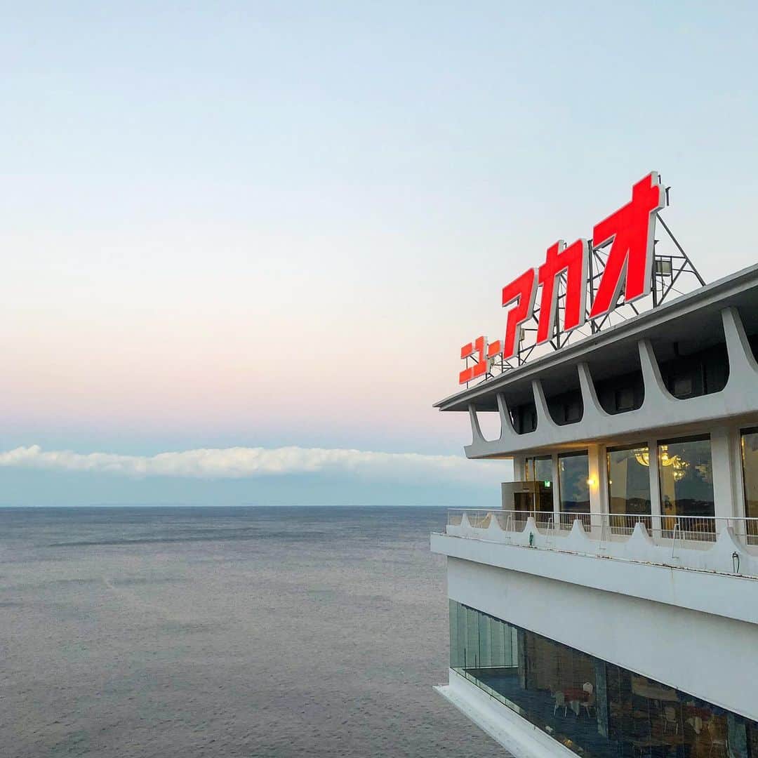 ホテルニューアカオ　熱海温泉＆リゾートのインスタグラム：「・ こちらは本日の熱海の日の入り時間、17時10分に撮影したネオンサインです🌆 哀愁を感じる夕暮れの海も空気が澄んで空が綺麗に見える冬だからこそ素敵ですし、見ていて落ち着きます☺️✨」
