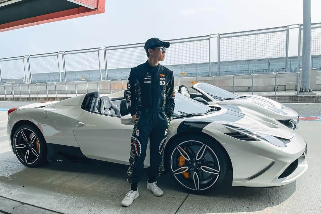 林俊傑さんのインスタグラム写真 - (林俊傑Instagram)「It’s been a while since I’ve last been on the race track. To feel the adrenaline once more, is a rewarding experience! Thanks to @jflyracing for the invitation! 好久沒上賽道了，其實有點想念！透過駕馭車子的過程，來鍛鍊自己的抗壓極限，相當過癮！  #stillmovingundergunfire #trackday #叱吒風雲」1月29日 21時06分 - jjlin