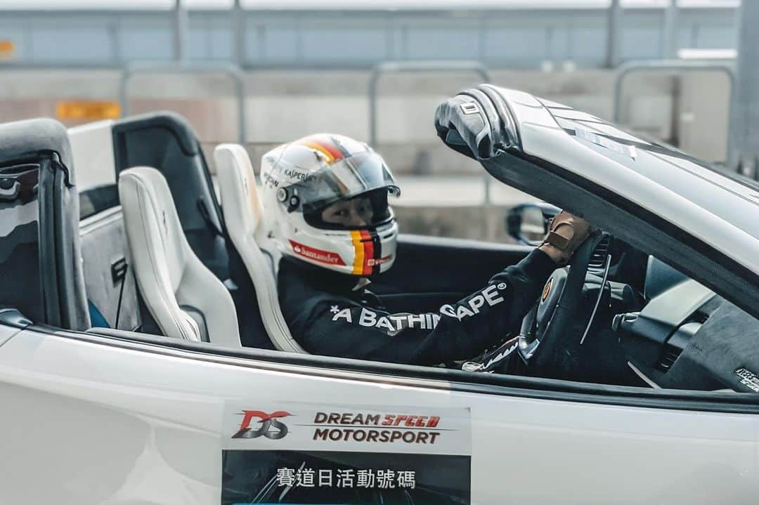 林俊傑さんのインスタグラム写真 - (林俊傑Instagram)「It’s been a while since I’ve last been on the race track. To feel the adrenaline once more, is a rewarding experience! Thanks to @jflyracing for the invitation! 好久沒上賽道了，其實有點想念！透過駕馭車子的過程，來鍛鍊自己的抗壓極限，相當過癮！  #stillmovingundergunfire #trackday #叱吒風雲」1月29日 21時06分 - jjlin