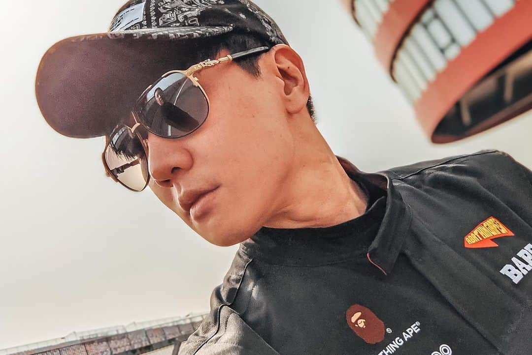 林俊傑のインスタグラム：「It’s been a while since I’ve last been on the race track. To feel the adrenaline once more, is a rewarding experience! Thanks to @jflyracing for the invitation! 好久沒上賽道了，其實有點想念！透過駕馭車子的過程，來鍛鍊自己的抗壓極限，相當過癮！  #stillmovingundergunfire #trackday #叱吒風雲」