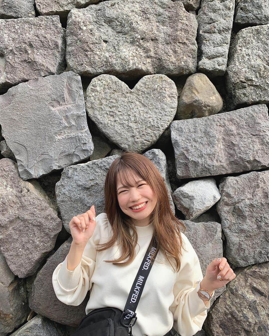 毛利佳納子さんのインスタグラム写真 - (毛利佳納子Instagram)「♔.ﾟ 長崎に行った時の♥結構前やけど🤣 眼鏡橋があるところ〜〜！ 触ると幸せになると言われている石！ 人が集まっていたのですぐ見つかりました！✨ . 綺麗なものや、幸せ、笑顔には 自然と人が引き寄せられるなぁ🥰🥰 . . #長崎 #ハートの石 #眼鏡橋 #旅人 #パワースポット」1月29日 21時06分 - kanako_mouri