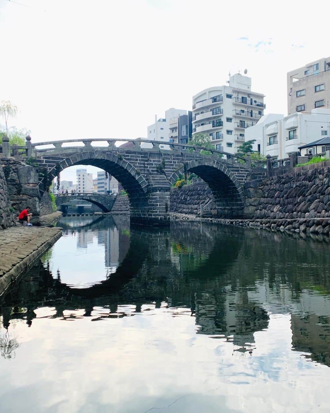 毛利佳納子さんのインスタグラム写真 - (毛利佳納子Instagram)「♔.ﾟ 長崎に行った時の♥結構前やけど🤣 眼鏡橋があるところ〜〜！ 触ると幸せになると言われている石！ 人が集まっていたのですぐ見つかりました！✨ . 綺麗なものや、幸せ、笑顔には 自然と人が引き寄せられるなぁ🥰🥰 . . #長崎 #ハートの石 #眼鏡橋 #旅人 #パワースポット」1月29日 21時06分 - kanako_mouri