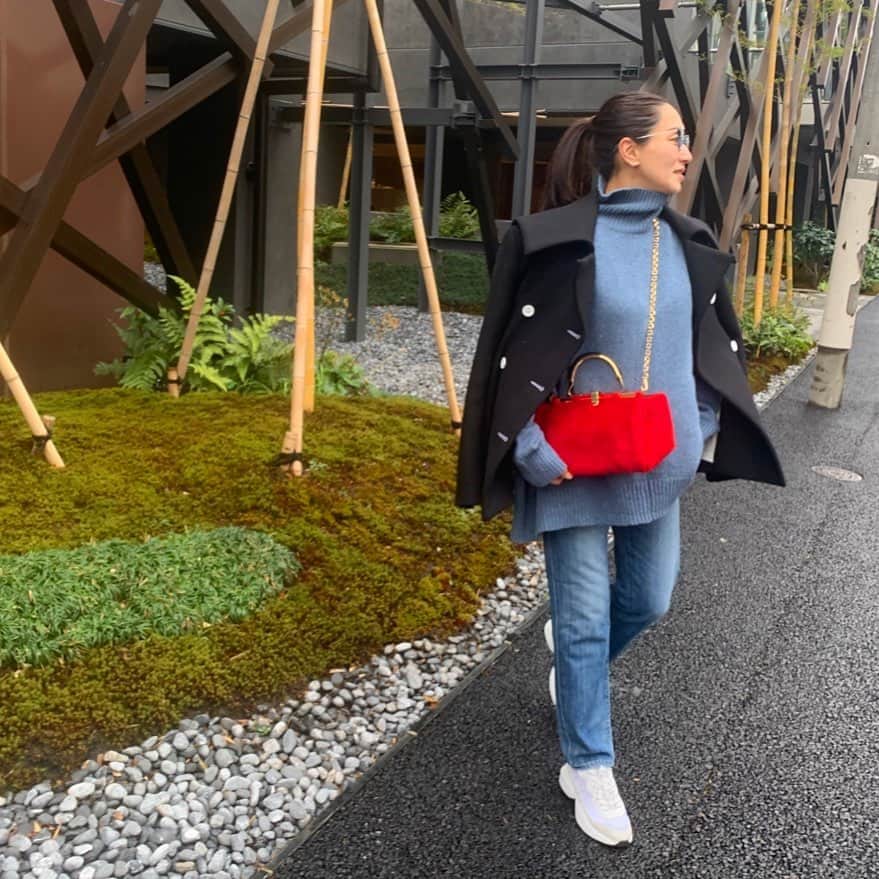亀恭子のインスタグラム：「ゆるめのストレートシルエットが 春の気分な @redcardtokyo の新作。  ここ一年くらいグレーとかニュアンスカラーをよく履いていて、 ブルーデニム、気づけば久々かも。  この日はカジュアルなビッグニット合わせでワントーンですが、 コンパクトなモノトーントップス ウエストインしてベルトして… のブルーデニムの着方も好き❤︎  someday's… #fashion #ootd #kkstyle #tokyo #kamescloset #pants #redcard #レッドカード #レッドカードデニム #coat #ninaricci #knit #sloane #bag #zanchetti #shoes #valentino #winter #january」