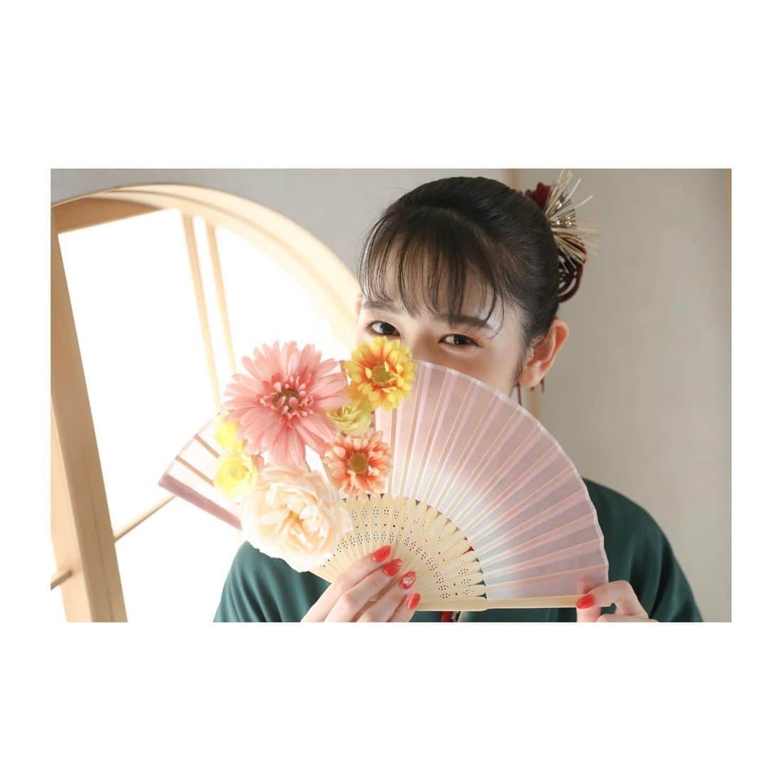 小泉遥香のインスタグラム：「1枚目は少しお茶目な感じ♡ それ以外は少し大人っぽく、20歳感が出てる(？笑)ショット✨ 色んな角度から、可愛く大人っぽく撮って頂きました👘♡✨ ただただ幸せな時間だったな😊  #Instaharum #前撮り #成人 #新成人 #20 #小泉遥香 #おはるハタチ #ママ振 #振袖 #ネイルはネイルチップだよ #このネイル激カワすぎてめちゃくちゃ気に入ってます🥺😍」