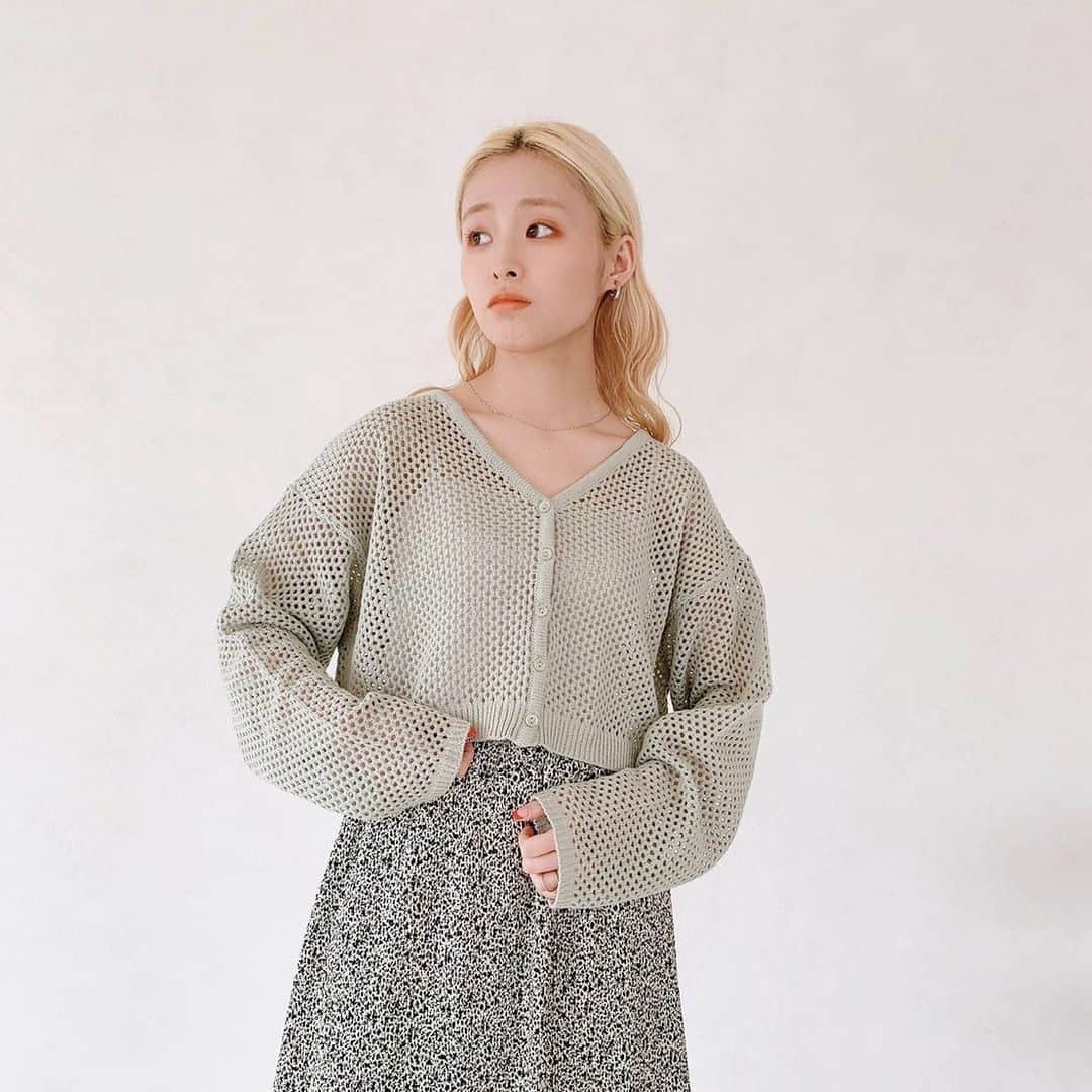Vannie Officialのインスタグラム：「【マルチWAYメッシュニット】 ¥3,500+tax  メッシュ素材でスパイシーなオンナっぽスタイルに…♡   《styling》 メッシュ素材で自然な肌見せスタイルが叶う1枚♡ ショート丈なのですっきり見えはもちろん、スタイリングのバランスも取りやすくハイウエストのボトムや、ロング丈のワンピースとも相性抜群です◎ 少し余裕のある袖感で可愛いさ×メッシュのスパイシーさが、1ランク上のおしゃれスタイルを演出します♪   《detail》 前後２wayでニットでもカーディガンでも着られる優れもの。 ボタンをフロントだとVネック、後ろにするとクルーネックになり首元の印象が変えられるのもポイントです！ 袖感も少し余裕を持たせた形でなので、アウターも楽々羽織れ、中に薄手のインナーも メッシュの穴も大きすぎないので、着るだけでさりげない肌見せスタイルができちゃいます◎   《fabric》 綿素材の軽めのニットなので、春にぴったりのお素材です♪  ※詳しいお手入れ方法は商品タグをご参照ください。   #vannie_u#ヴァニーユー  #ZOZOでしか買えない⠀⠀   お問い合わせはDMまでご連絡ください☺︎」