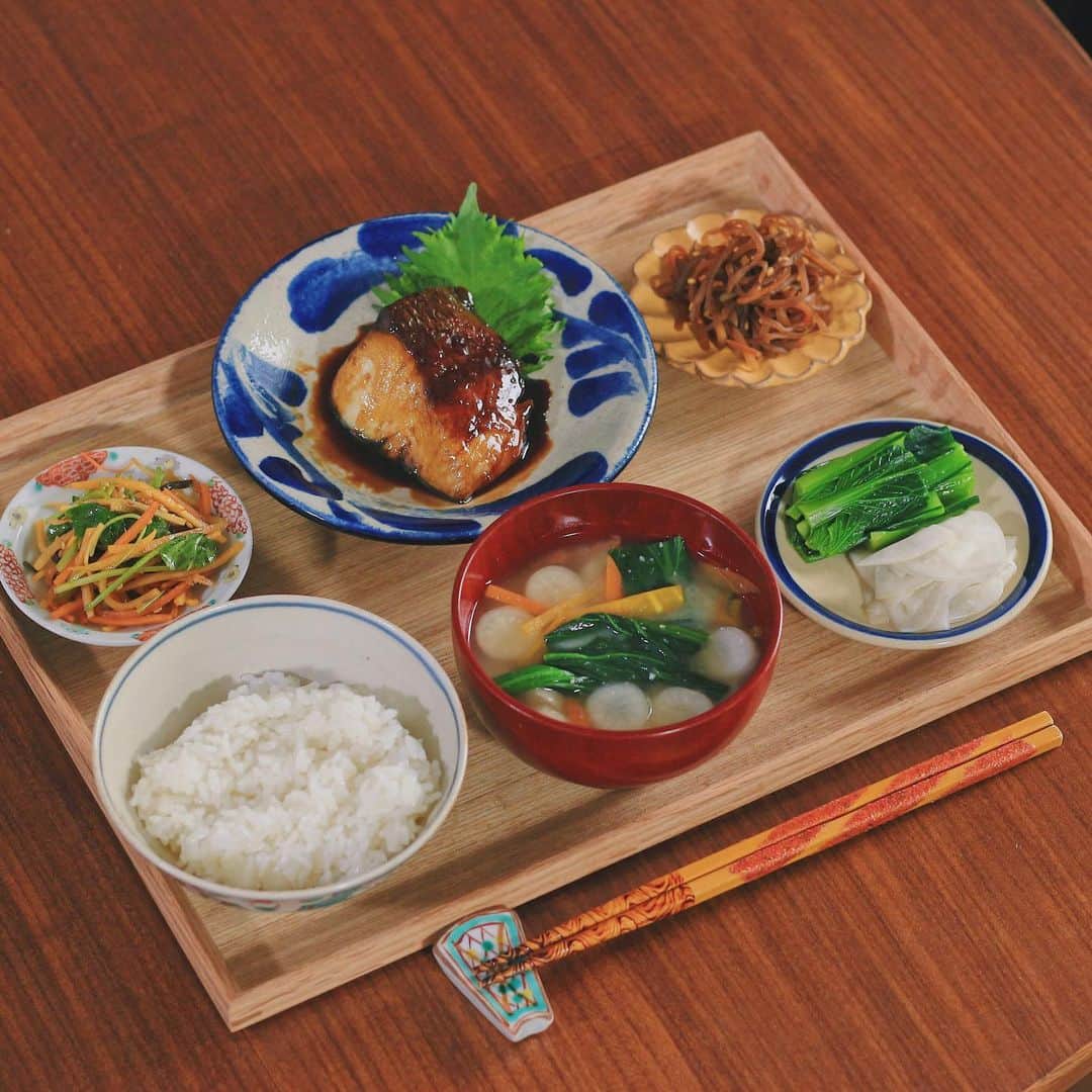 Kaori from Japanese Kitchenさんのインスタグラム写真 - (Kaori from Japanese KitchenInstagram)「かんぱちの照り焼き定食。 ・ こんばんは。昨日の朝昼ごはん。 前日の夜に仕込んでいたお惣菜と かんぱちの照り焼きでした。 久々に美味しく焼けました。 刺身用だからか、焼いてもふっくらな仕上がりに。 にんじん3本使って3種のお惣菜を作りました。 色合い可愛かったので記念に写真残しておく☺︎ 前日に色々準備しておくと本当に楽ですね… 在宅で働いていると毎日料理するのが結構大変で デリバリーも活用しながら 日々の食事をやりくりしています。 （会社へ行っていた時は、在宅になったら料理する時間が増えてラッキーと思っていたけど実際は違ってた） こんな生活が続いてもうすぐ1年経ちますが 未だに時間の使い方がうまくいってません。 日々試行錯誤してます。 ・ 【薬膳の話】 今日はにんじんの話。 にんじんは身体を冷やしも温めもしない平性です。 粘膜を丈夫にするはたらきが期待できますので 痰を出し、咳を和らげたい時に役立ちます。 （栄養的にはβカロテンがその役割を担ってます） 油での調理と相性が良く、油と一緒に食べることで 効率よくβカロテンが吸収できます。 ・ ・ 【おしながき】 白米 かぶ、にんじん、小松菜のお味噌汁 かぶの葉と身の浅漬け かんぱちの照り焼き にんじんと三つ葉の塩昆布ナムル ヤーコンとにんじんのきんぴら ・ ・ ・ 2021.01.29 Fri Hi from Tokyo! Here’s Japanese brunch:Baked rice, miso soup, Teriyaki fish, kinpira yacon, Korean marinated carrot and Japanese herb, and pickled turnip. ・ ・ ・ #Japanesefood #breakfast #朝ごはん #おうちごはん #早餐 #薬膳 #うつわ #自炊 #家庭料理 #和食 #一汁三菜 #小澤基晴 #やちむん #松浦コータロー」1月29日 21時08分 - coco_kontasu