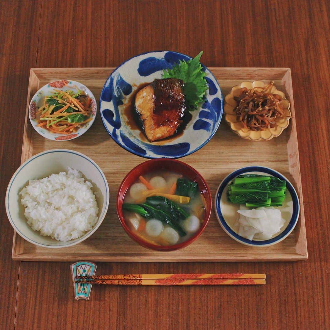 Kaori from Japanese Kitchenさんのインスタグラム写真 - (Kaori from Japanese KitchenInstagram)「かんぱちの照り焼き定食。 ・ こんばんは。昨日の朝昼ごはん。 前日の夜に仕込んでいたお惣菜と かんぱちの照り焼きでした。 久々に美味しく焼けました。 刺身用だからか、焼いてもふっくらな仕上がりに。 にんじん3本使って3種のお惣菜を作りました。 色合い可愛かったので記念に写真残しておく☺︎ 前日に色々準備しておくと本当に楽ですね… 在宅で働いていると毎日料理するのが結構大変で デリバリーも活用しながら 日々の食事をやりくりしています。 （会社へ行っていた時は、在宅になったら料理する時間が増えてラッキーと思っていたけど実際は違ってた） こんな生活が続いてもうすぐ1年経ちますが 未だに時間の使い方がうまくいってません。 日々試行錯誤してます。 ・ 【薬膳の話】 今日はにんじんの話。 にんじんは身体を冷やしも温めもしない平性です。 粘膜を丈夫にするはたらきが期待できますので 痰を出し、咳を和らげたい時に役立ちます。 （栄養的にはβカロテンがその役割を担ってます） 油での調理と相性が良く、油と一緒に食べることで 効率よくβカロテンが吸収できます。 ・ ・ 【おしながき】 白米 かぶ、にんじん、小松菜のお味噌汁 かぶの葉と身の浅漬け かんぱちの照り焼き にんじんと三つ葉の塩昆布ナムル ヤーコンとにんじんのきんぴら ・ ・ ・ 2021.01.29 Fri Hi from Tokyo! Here’s Japanese brunch:Baked rice, miso soup, Teriyaki fish, kinpira yacon, Korean marinated carrot and Japanese herb, and pickled turnip. ・ ・ ・ #Japanesefood #breakfast #朝ごはん #おうちごはん #早餐 #薬膳 #うつわ #自炊 #家庭料理 #和食 #一汁三菜 #小澤基晴 #やちむん #松浦コータロー」1月29日 21時08分 - coco_kontasu