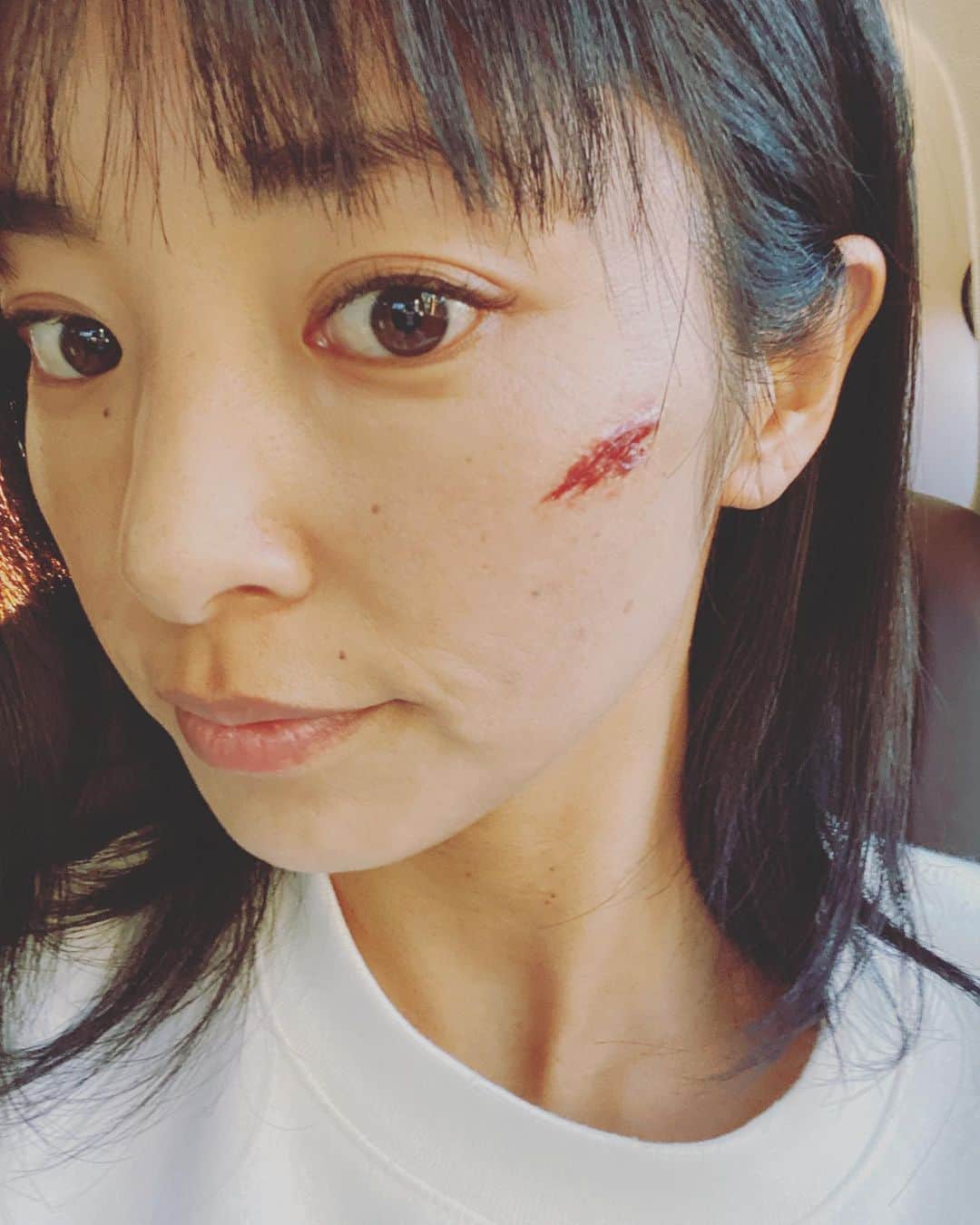 片岡安祐美さんのインスタグラム写真 - (片岡安祐美Instagram)「🎥  今日はとある撮影でした！ この傷、特殊メイクなのです！！ すごくないですか？！テンションあがって、このまま帰ってきました🤣🤣  初めてがたくさんあって、とっっても面白かったです😍ありがとうございました✨ 完成が楽しみーーー❣️  #撮影 #特殊メイク #初めてがたくさん #楽しかった #経験させてもらって感謝 #ドアップ失礼します 🙏🏻」1月29日 21時08分 - ayumi.kataoka_gg.1