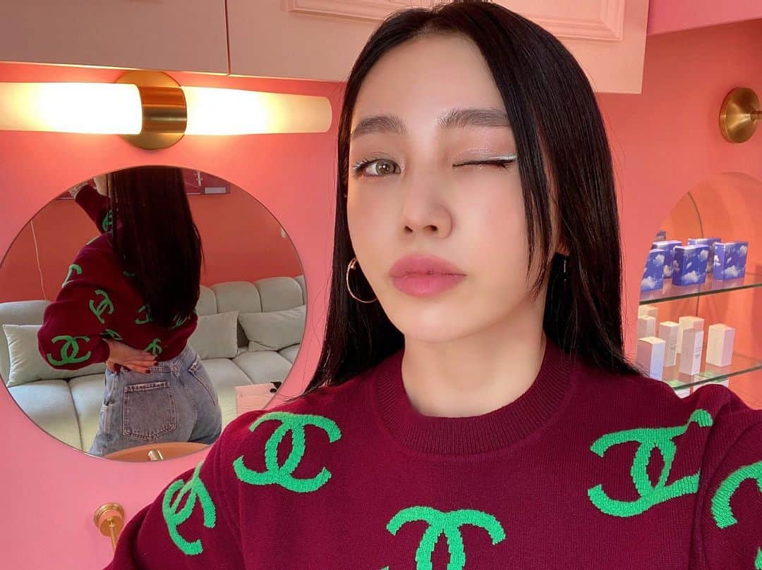 megbabyのインスタグラム：「ツヤ玉好きなひと〜？😲🔮  今日から発売のバイオセルポーション(童顔艶玉エッセンス)へたくさんのアクセスありがとうございます🥺✨  早くみなさんの手元に届いてツヤ玉できたよって声を聞けることを楽しみにしてます🧏🏻‍♀️  ぜったいぜったい感想きかせてね🥺✨」
