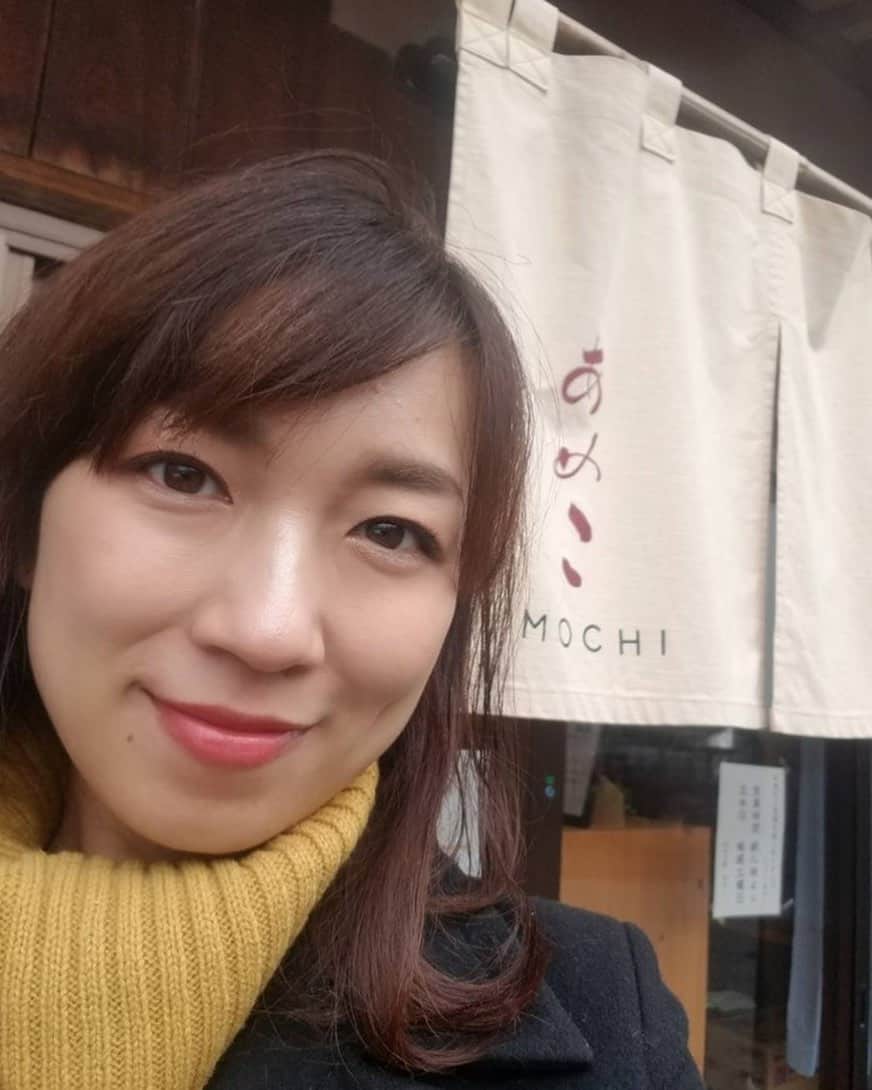 女子アナ47のインスタグラム：「土井梨津子です。 冬真っただ中！あちこちで積雪が観測され毎日雪かきに追われています。  福井県では、寒い冬にあったかくした部屋で冷えた水ようかんを食べるのですが、今回ご紹介したい伝統スイーツはこちら！一つ食べたらまた一つ、また一つと食べてしますお餅をご紹介します。  詳しくは、プロフィール欄のURLから47発信プロジェクトを見てね！  #女子アナ47　#女子アナ発信プロジェクト　#アナウンサー　#フリーアナウンサー　#女子アナ　#地方創生 #あべかわ餅　#四季の餅　#あめこ　#越前市　#黒蜜たっぷり　#しっとりやわらか　#懐かしい味　#変わらぬ味　#代々伝わる」