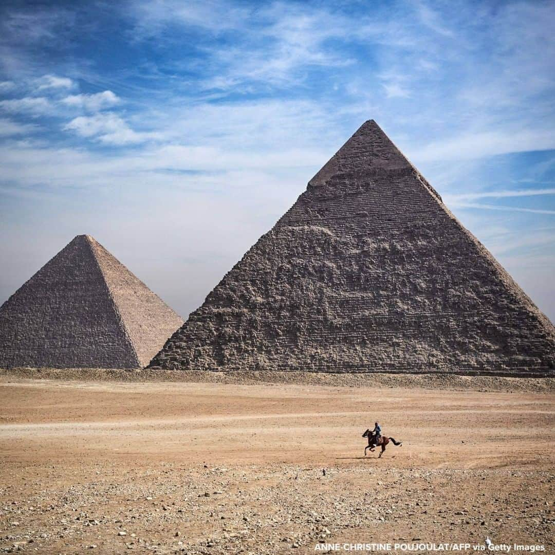 ABC Newsさんのインスタグラム写真 - (ABC NewsInstagram)「TROTTING THROUGH TIME: Man rides a horse in front of the pyramids on the southwestern outskirts of the Egyptian capital Cairo. #horseriding #pyramids #egypt」1月29日 21時12分 - abcnews