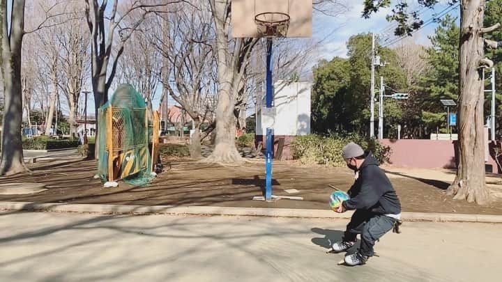 安床武士のインスタグラム：「5 points shoot🏀🤣 2人の喜び方で分かると思いますが、入ったのは完全に奇跡。笑 🎥 @bug_bug_bug  @powerslidebrand  #powerslidenext #next110 #LZBN #msmltokyo #basketball #inlineskate #インラインスケート #ローラーブレード #バスケ #takeshiyasutoko #安床武士 #撮影の合間の遊びも本気」