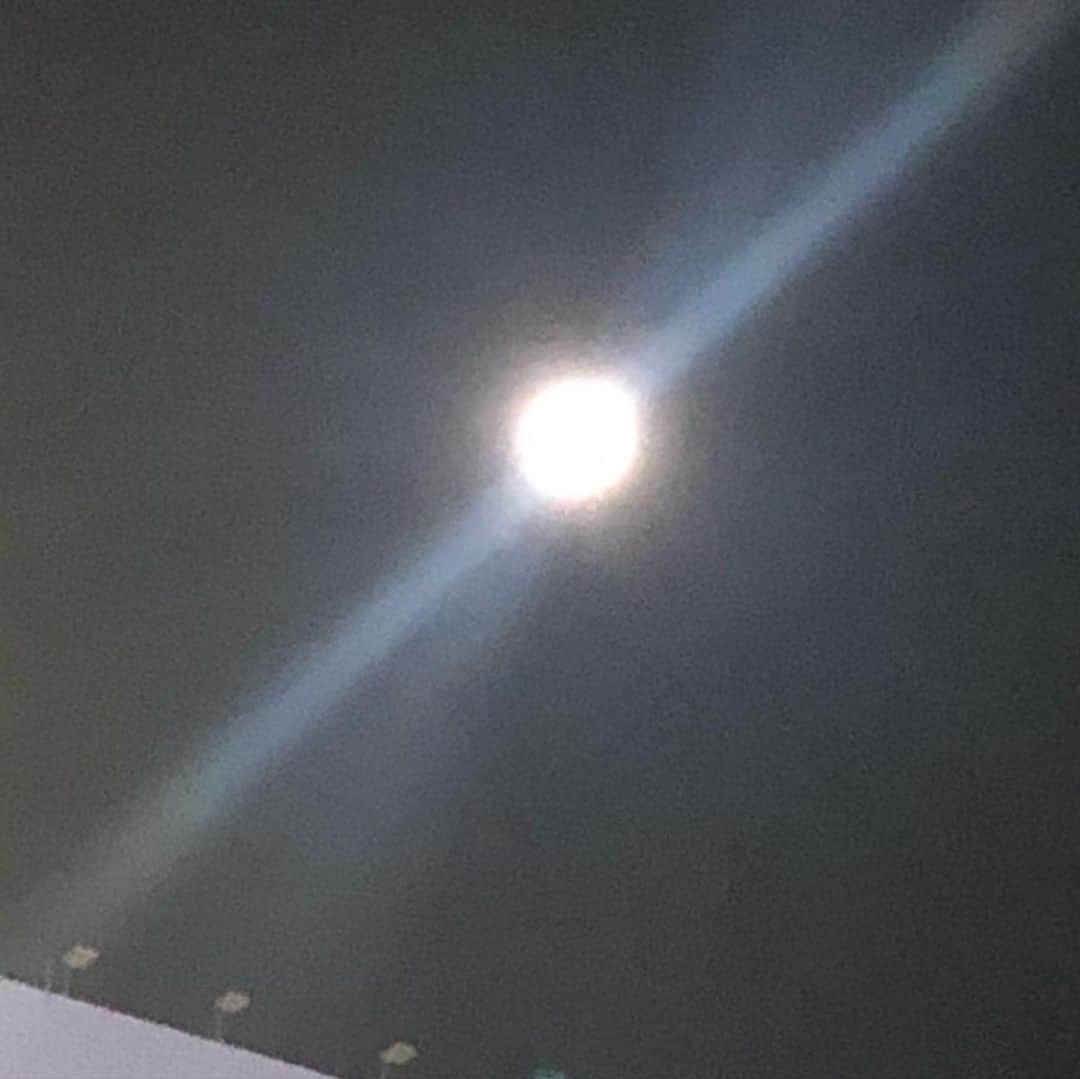 阿部洋子さんのインスタグラム写真 - (阿部洋子Instagram)「🌝🌝🌝 今日の満月は、 とってもおっきい  泣きたい  #fullmoon #満月」1月29日 21時13分 - hirocoring