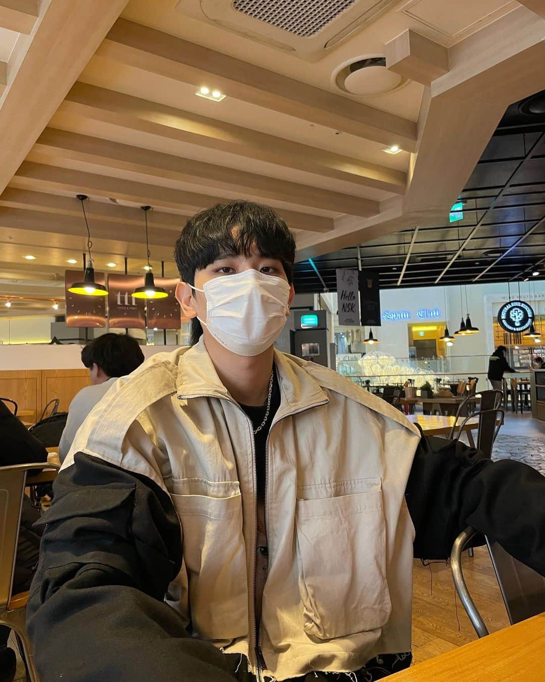 チ・ユンホのインスタグラム：「장발 도전 실패  30대에는 깔끔하게 살자 -명언-」