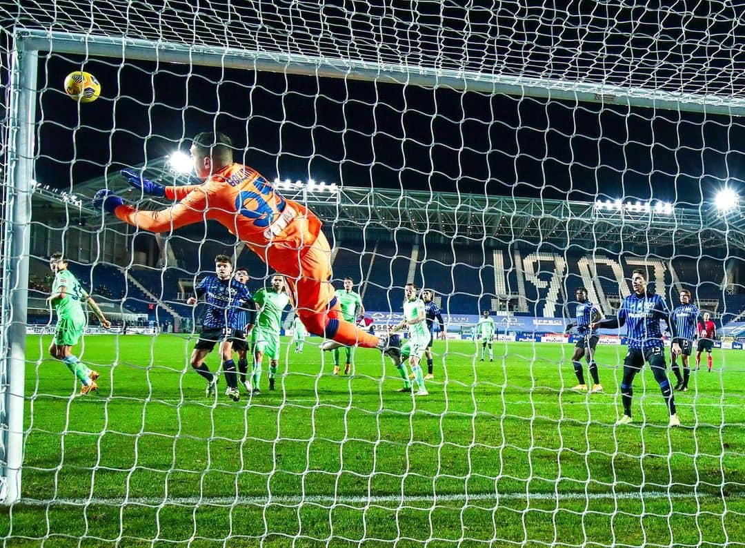 アタランタBCさんのインスタグラム写真 - (アタランタBCInstagram)「Si vola nel weekend! ✈️ Flying into the weekend like... 💥 ⠀ #GoAtalantaGo ⚫️🔵 #Atalanta #BergAMO #ForzaAtalanta」1月29日 21時14分 - atalantabc