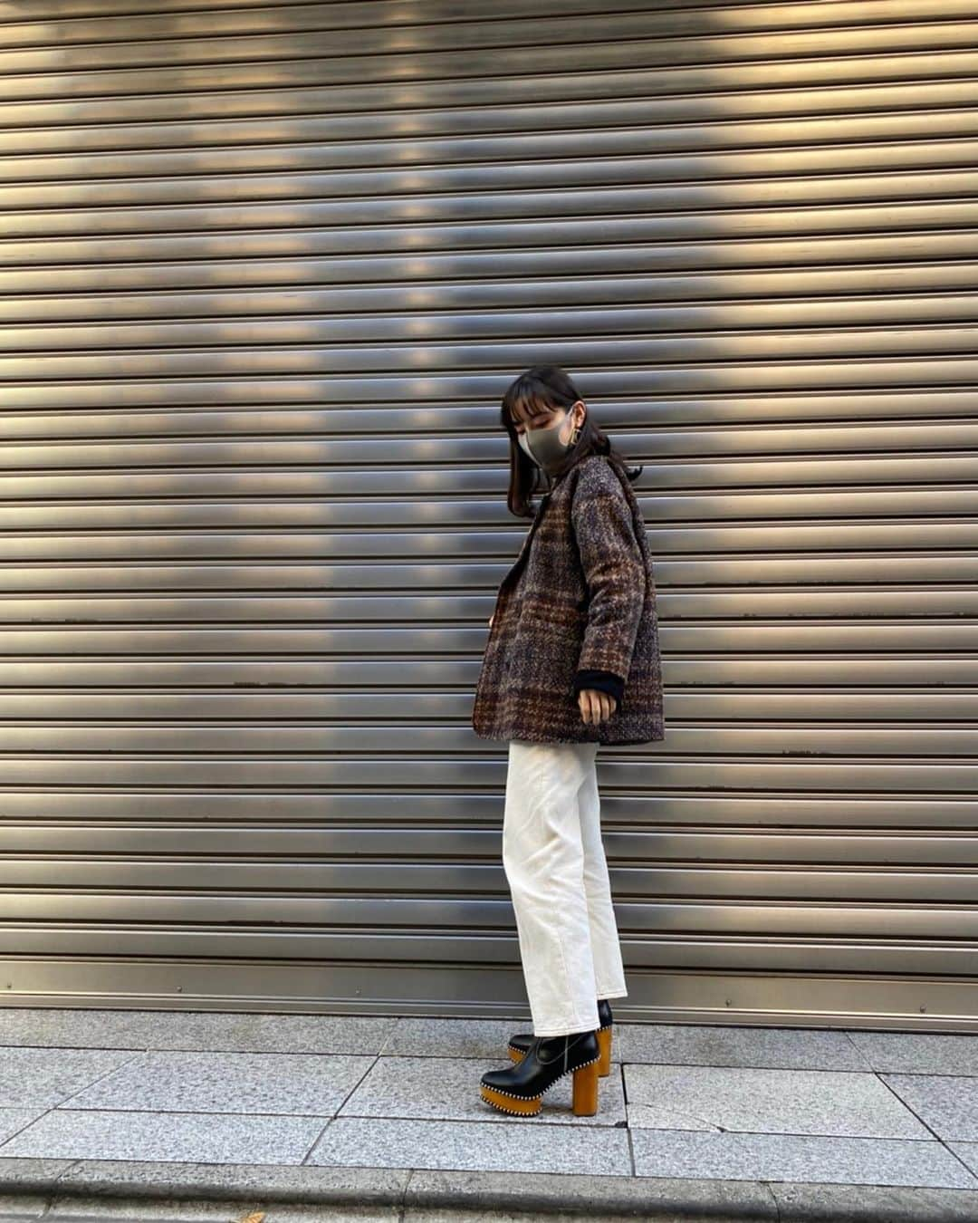 小高サラさんのインスタグラム写真 - (小高サラInstagram)「・  いつかの私服💍 またまたこのブーツの登場です キメキメすぎたね🗣  #moussy#moussysnap  #kutir#ホワイトパンツ#ホワイトデニム#ブーツ」1月29日 21時14分 - sara_odaka_official