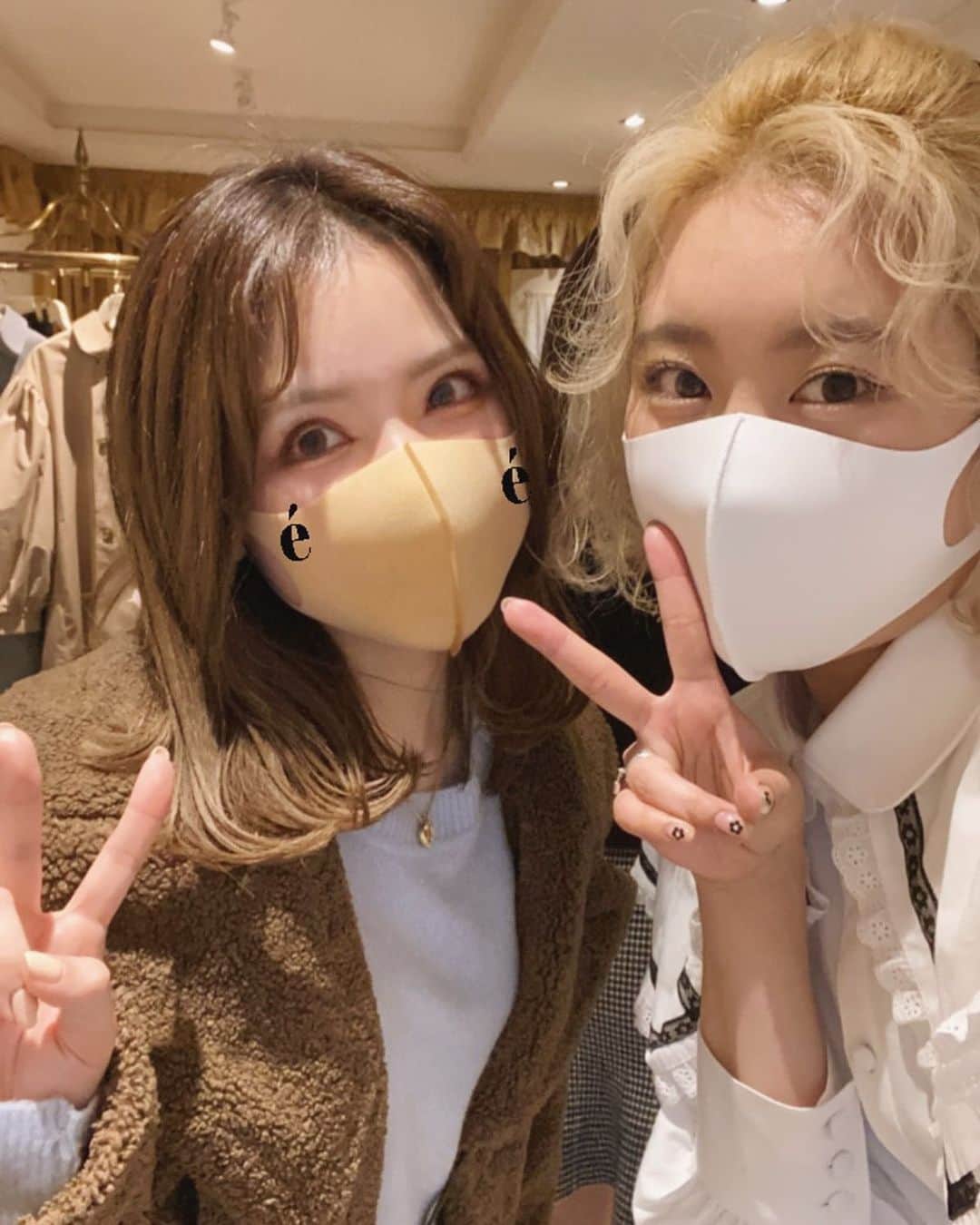 のインスタグラム：「épine. 2021 Spring Summer Exhibition🤍🌷🌼⠀ @epineofficial きのうお邪魔してきました~♡2021ssもとにかくかわいいーーしか言葉がでてこない❕色々オーダーしたなかでもトレンチコートのシルエットが最高にかわいかった♥️!⠀ まいさんがストーリーで使えるépineのスタンプ？を作ったみたいで... épineのéがほっぺたにぺたん〰️もうなんでもできちゃうまいさんってほんとに凄いな🤭まいさんもあやかさんもお久しぶりに会えたから,あやかさんとも写真撮りたかったー♡ @ayayaka1019 @ym14me Thank you。。♥️⠀ ⠀  #epine#dior#agnesb#handm#エピヌ#ディオール#アニエスベー#エイチアンドエム#あや_日記」