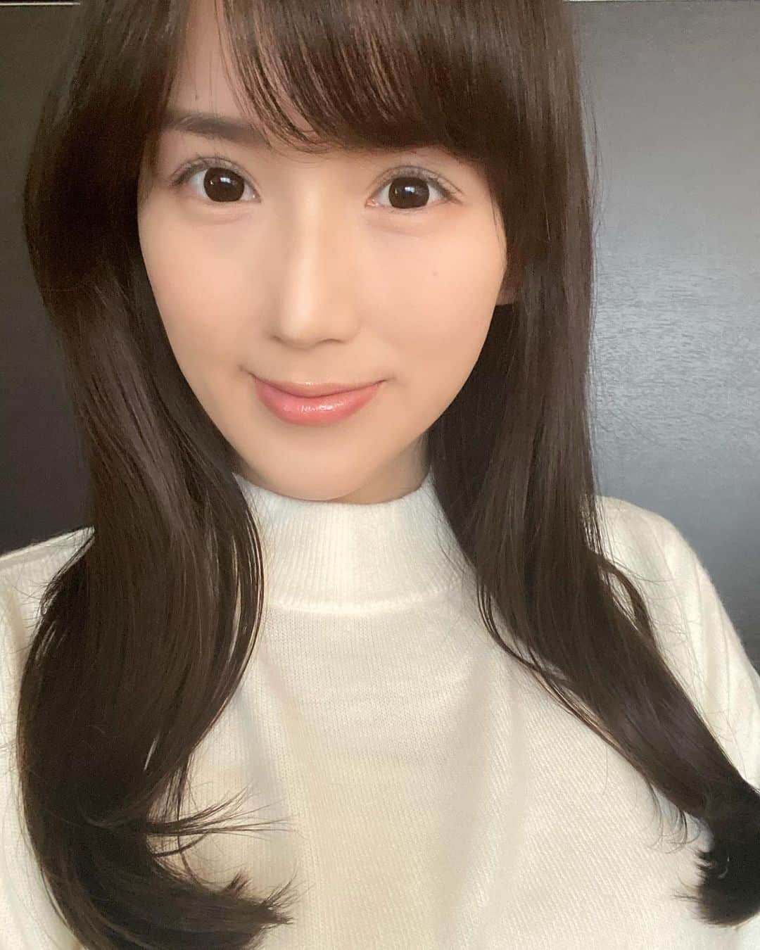 谷中麻里衣のインスタグラム：「Staying in 🏡  メイクさんにお肌を褒めていただけて嬉しいな🌸  最近はお家時間が長くてずっと暖房の下だから、いつもより丁寧にケアしてるの🥰 潤うってオススメされた基礎化粧品ラインの、特にメイク落としと美容液がすごい気がしてます💕 今夜は炭酸パックデビューしてみます😊」