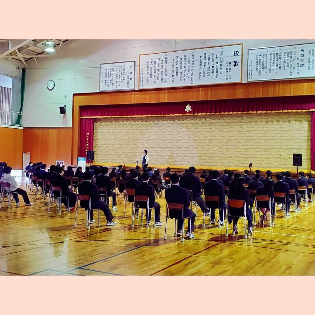 飯田嘉太さんのインスタグラム写真 - (飯田嘉太Instagram)「🏫 昨日のイイダジャーナルは 大道芸とマジシャンのプロパフォーマーに密着しました🎩 ・ ・ コロナ禍でパフォーマンスの場が減ってきている ↕ 修学旅行などの楽しいイベントが延期・中止になった学校 ・ ・ 互いにwin-winな関係のイベントが鶴来高校で行われました😲 ・ ・ お忙しくて一緒に写真は撮れませんでしたが TOMMYさん(写真①の左から③番目)は 鶴来高校の非常勤講師でもあります🎨 ・ ・ 思い出に残るショーをお届けできたようでとても良かったです😌 ・ ・ 今回のパフォーマンスショーはYouTubeにて限定配信されます✨  【パフォーマンスショー in 石川】 来月⑥日(土)12:00〜⑦日(日)21:00  #石川テレビ #石川さん #livenews #イット #イイダジャーナル #パフォーマンス #パフォーマー #大道芸 #マジシャン #鶴来高校 #アナウンサー #飯田嘉太 #いつかアシスタントをやってみたい」1月29日 21時20分 - kabuto_iida