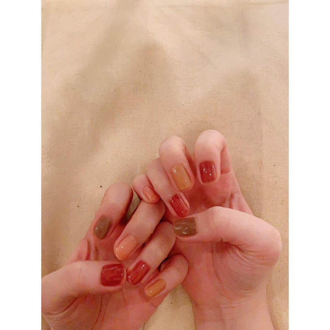 MACOのインスタグラム：「セルフネイル🦢🌷 #nail #selfnail」