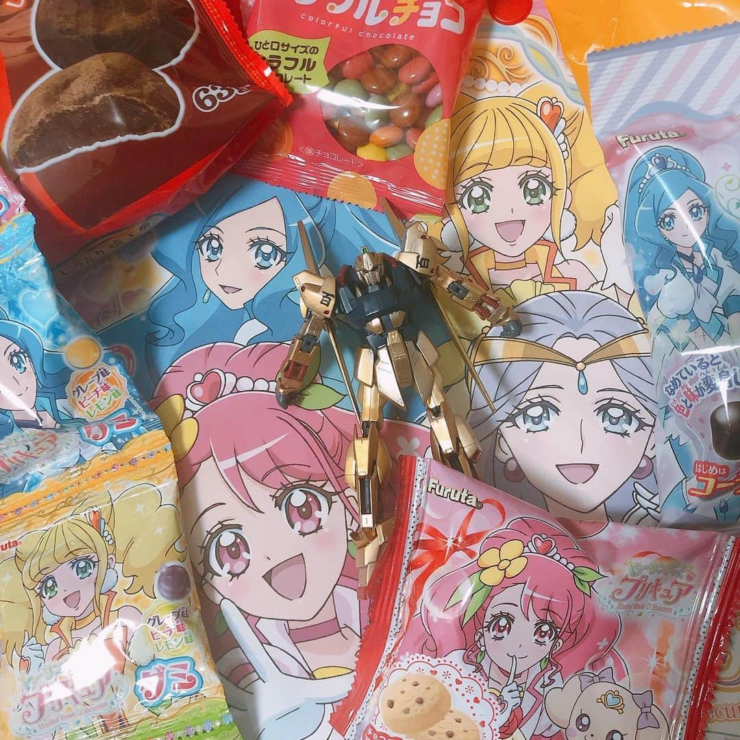 西山野園美さんのインスタグラム写真 - (西山野園美Instagram)「プリキュアのお楽しみ袋( ˘ω˘ )♡  フルタのチョコレートって美味しい。 セコイヤチョコレートめっちゃ好き。 ウエハース入りのチョコレートなんだけど、安くて量があって美味しくて学生時代かなりお世話になりました。  お楽しみ袋には入ってなかったけどね…… でも、お楽しみ袋限定のお菓子がいっぱい入ってるんだよ〜幸せだね〜  明日はプリキュアになれますように おやすみ〜  #プリキュア #pricure #ヒーリングっどプリキュア #ヒープリ #フルタ #百式 #小百ちゃんだよ #ガンダム #ガンプラ」1月29日 21時22分 - nozoccho