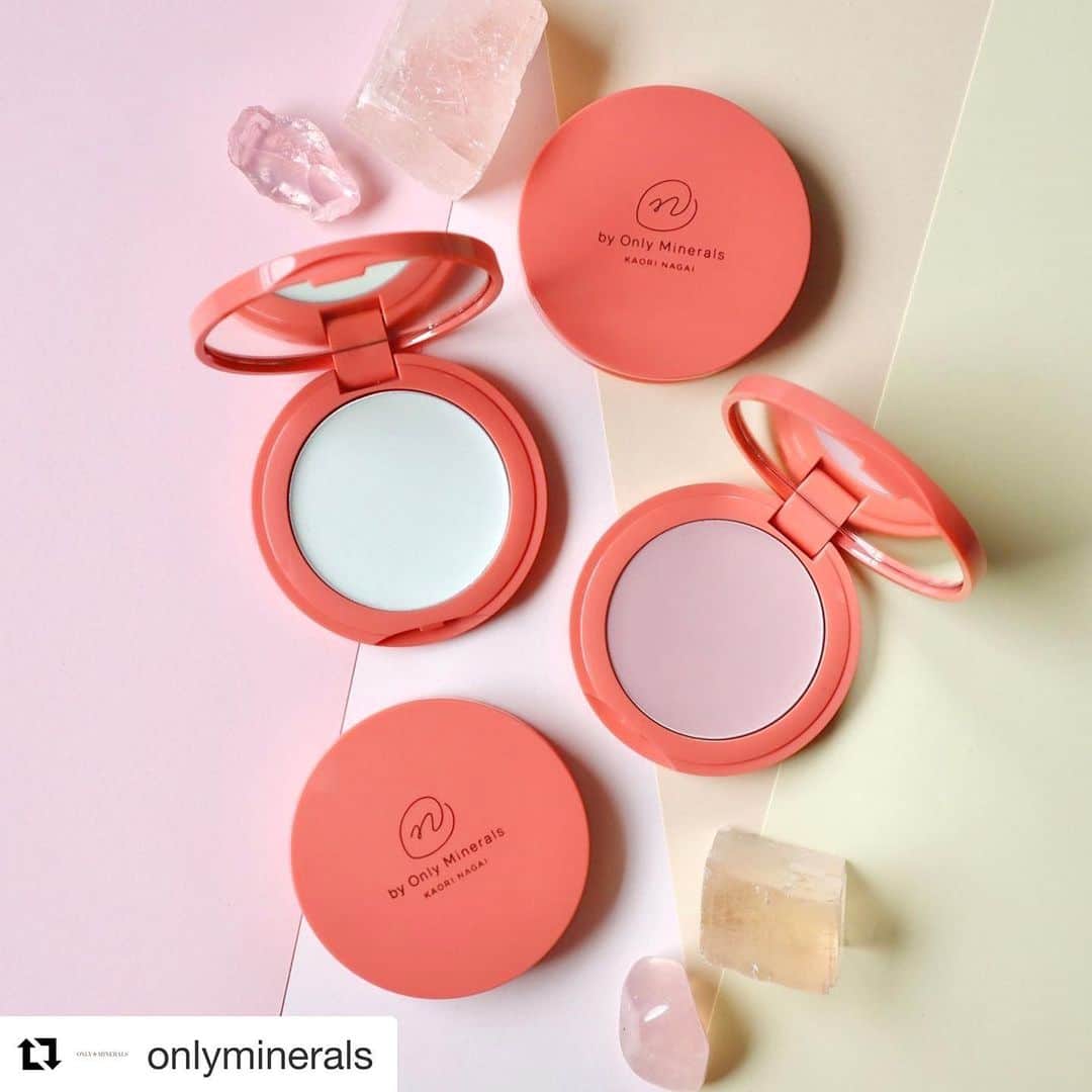 のインスタグラム：「今日から　@cosmekitchen と @makeupkitchen_official で3種の下地が先行発売となりました！ピュールとYES!が品切れのようですが、追加で入荷されます！そして、月曜日には全国のバラエティストアでも発売が開始されますので、ご安心を♥️🗣_  (それと、明日12：15〜 @gomyoyuko さんとインスタライブやりますので、みてね〜♥️💋)_  #Repost @onlyminerals with @get_repost ・・・ .⁠ 人気ヘア&メイクアップアーティストの長井かおりがプロデュースする『N by ONLY MINERALS』から登場した部分用下地🙌⁠ .⁠ お肌の悩みに合わせて選べば、いつもと一味違う仕上がりに…✨⁠ .⁠ .⁠ 🔸ミネラルグロウスムーザー⁠ ピュール 2020年SSの新作として登場したミネラルグロウスムーザーは、ボタニカルオイルと植物エキス配合◎ 乾燥が気になる部分には、優しくたたきのせればツヤをONして光コントロール効果で気になる毛穴をカバーします⁠ ✅毛穴をカバーする⁠ ✅血色感UP⁠ ✅透明感UP⁠ ✅ツヤ肌⁠ .⁠ 🔹ミネラルクリアスムーザー⁠ マジック 毛穴をさらっと埋めるミネラルが凹凸を埋め、植物成分がケア。淡いミントグリーン色で赤みを打ち消し、透明感を演出します。頰の高い部分にのせればハイライトにもなり、美肌度が上がるアイテム⁠ .⁠ ✅毛穴を埋める⁠ ✅赤み消し⁠ ✅透明感UP⁠ ✅ハイライト⁠ .⁠ .⁠ N by ONLY MINERALS（左から）⁠ ◯ミネラルクリアスムーザー⁠ ◯ミネラルグロウスムーザー⁠ .⁠ #onlyminerals #オンリーミネラル⁠ #nbyonlyminerals #エヌバイオンリーミネラル⁠ #ミネラルグロウスムーザー⁠ #ミネラルクリアスムーザー⁠ #ミネラルコスメ #透明肌 #お守りコスメ #クレンジング不要⁠ #長井かおり #ベースメイク #下地 #化粧下地 #毛穴下地 #ハイライト #部分下地 #マルチベース #コントロールカラー #マスクメイク #保湿ベース #艶メイク #ツヤ肌 #新発売コスメ #優秀コスメ #チーク #血色感⁠ #mineralcosmetics #mineralmakeup」