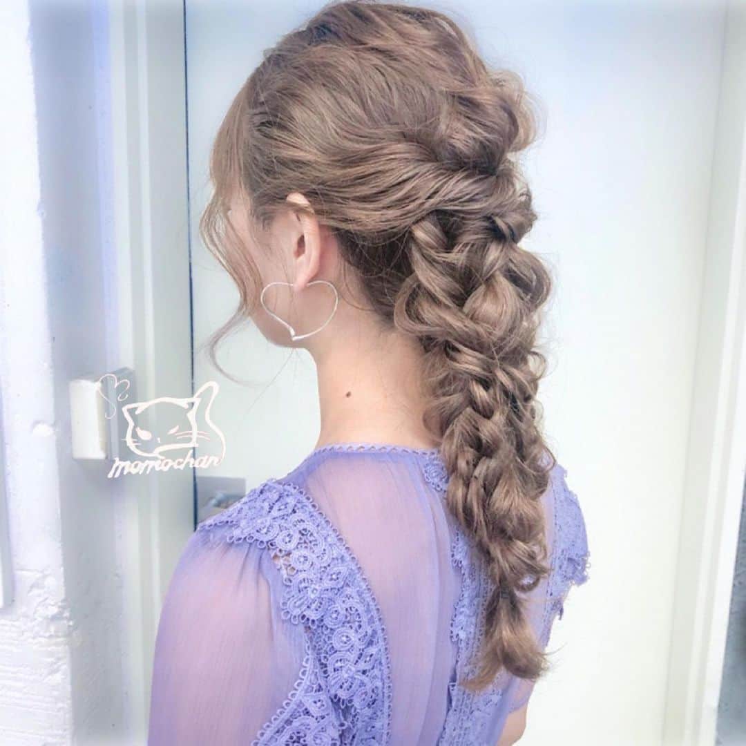 MOMOKOのインスタグラム：「ドレス、ワンピース、お着物に🤍﻿ ロングヘアをいかした﻿ 大人かわいいヘアセット👰🏼‍♀️🍑  #shima#shima青山 #結婚式#成人式#卒業式 #卒業式ヘア#袴ヘア  #あみおろしアレンジ  #みつあみアレンジ  #あみこみアレンジ」