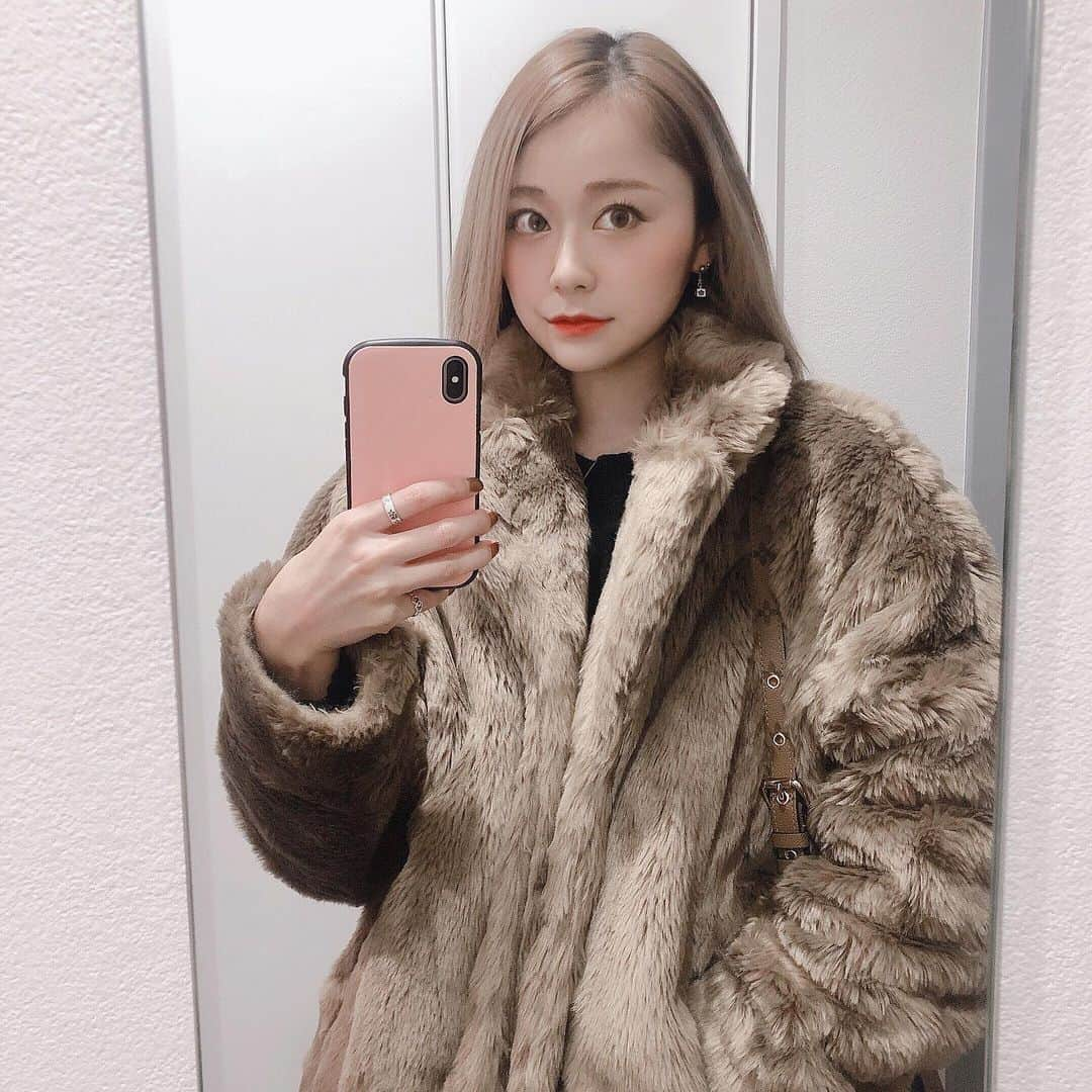 Monaのインスタグラム：「. . . 久々にもこもこアウターだしたわ。 . 雪国育ちだけど寒いの苦手すぎる。 . . . #dj#femaledj#instagood  #likesforlike#followｍe #ファッション#ヘアスタイル #コーデ#アウター#ファーコート #冬#冬コーデ#メイク#コスメ」