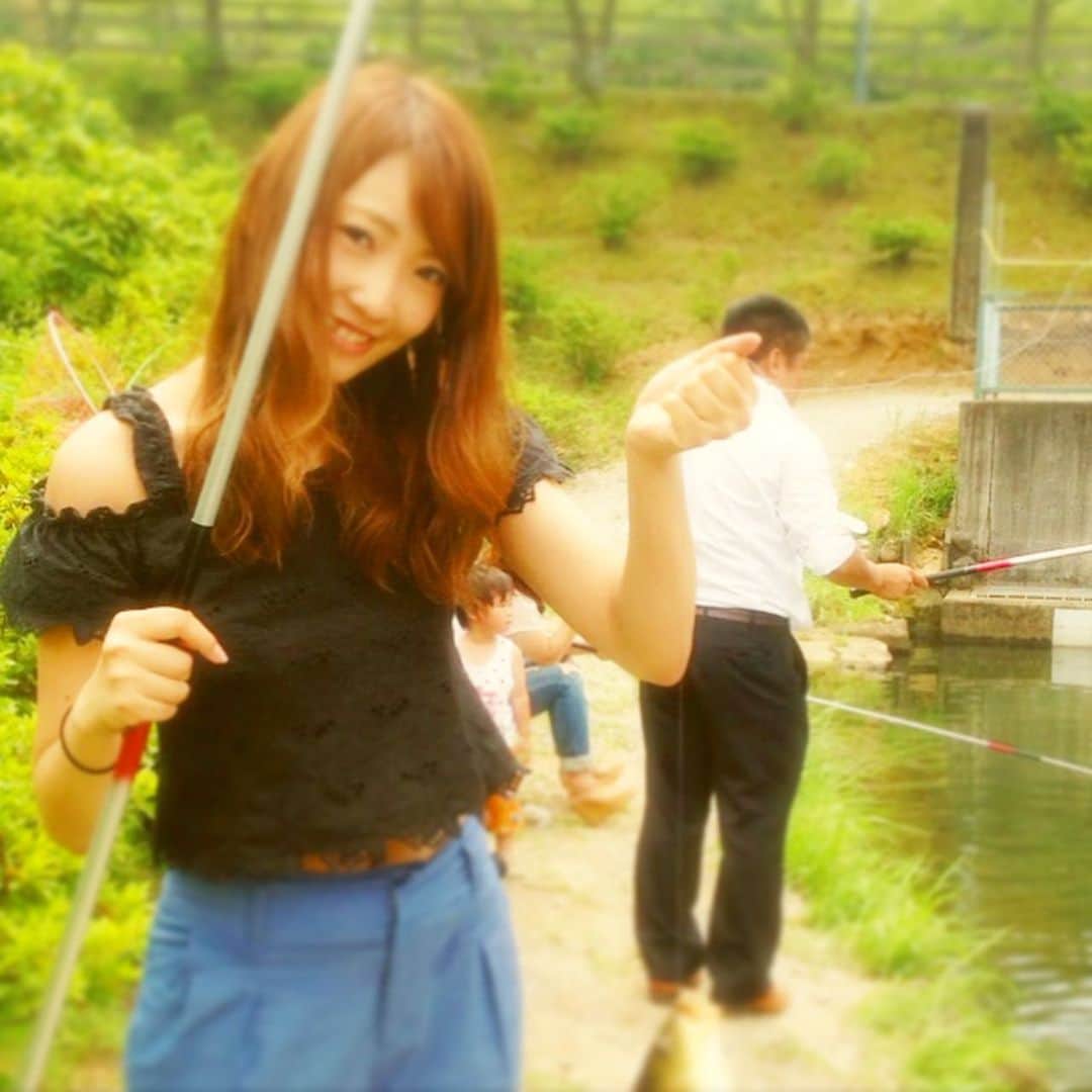井口栞里のインスタグラム：「自粛期間中なのと周りに釣りされる方が 多いのと、釣りにハマりはじめてます🤭 釣りに詳しい方いろいろ 教えて下さい🐟❤︎  ちなみにこの写真は 5年前に釣り堀で 初めて釣りを経験した時の...🎣  2.3枚目は北海道の知床で カラフトマス釣りをした時の 川を覗いたらカラフトマスが 大量でした😳😳  落ち着いたら北海道も行きたいな〜  今年はSNSの更新率を 上げれるように頑張ります🤔笑  #井口栞里 #スターエンジェリカプロダクション #スターエンジェリカプロダクション後援会  #釣りスタグラム  #釣りガール  #釣り好きな人と繋がりたい」