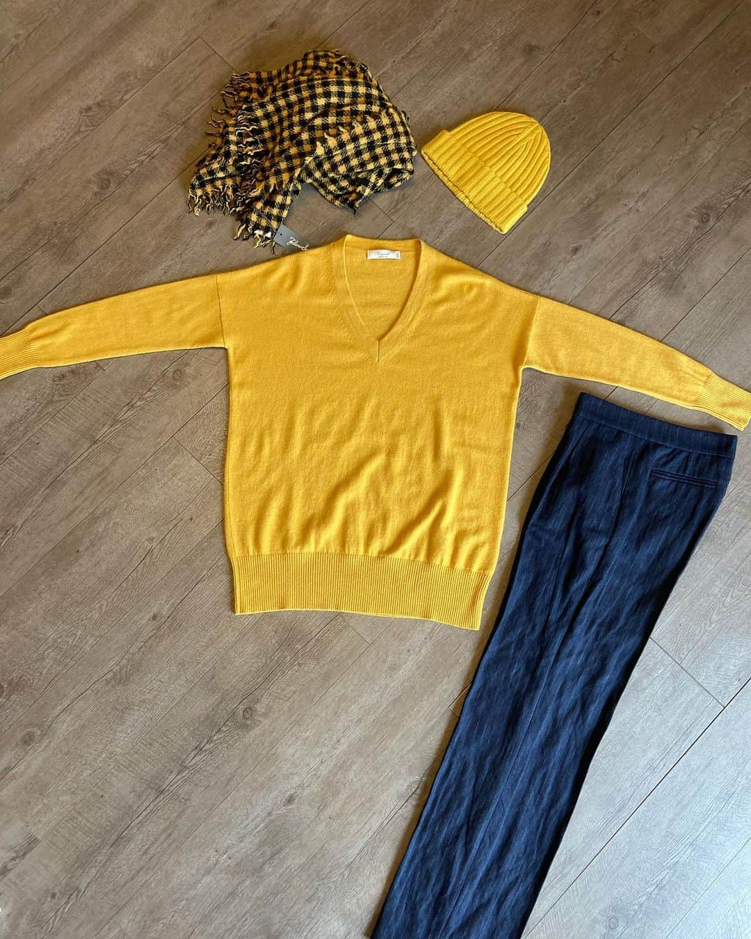 パロンキのインスタグラム：「We all live in a yellow on marine  Yellow on marine ....   #cashmeresweater #yellowgold #cashmerelove #cashmerestyle #cashmereoutfit #classy #classyoutfit #ootd #outfit #outfitoftheday #classywomen #womenswear #womenfashion #womenstyle #shopping #shoppingtime #outletshopping #forli #styleinspiration #italianstyle #italianfashion #madeinitaly🇮🇹   Lu - Sa ☎️📞📲 334 8330612」