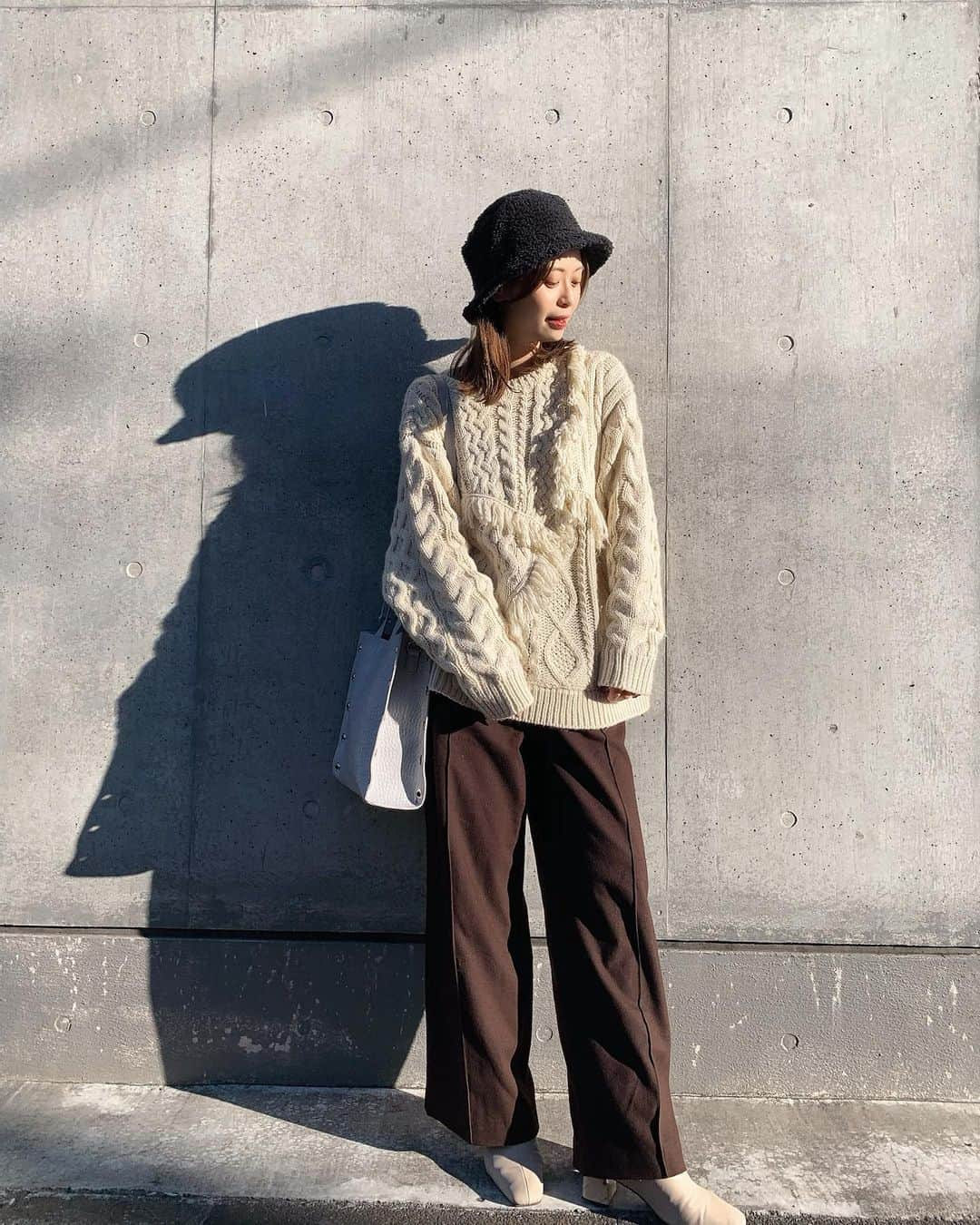 榊本麻衣さんのインスタグラム写真 - (榊本麻衣Instagram)「♡♡﻿ ﻿ ﻿ ダボッと code👢🧶﻿ ﻿ ﻿ knit： @evris_official pants： @chuclla_official bag： @colony2139_jp boots： @randa_pic ﻿ ﻿ こーゆーゆるっとしたコーデ﻿ 久しぶりな気がする☺️笑﻿ ﻿ ﻿ モコモコのバケハはお気に入り❤️﻿ ﻿ ﻿ ﻿ #mai___fashion #mai___code #code #コーデ #コーディネート #冬コーデ #coordinates #fashion #ファッション #outfit #笑顔 #smile #ootd #お洒落さんと繋がりたい #可愛い #カジュアル #カジュアルコーデ #ラフコーデ #大人カジュアル #ブラウンコーデ #ベージュコーデ #ゆるコーデ  #knit #ゆるニット #バゲットハット #EVRIS #RANDA」1月29日 21時36分 - maipipii