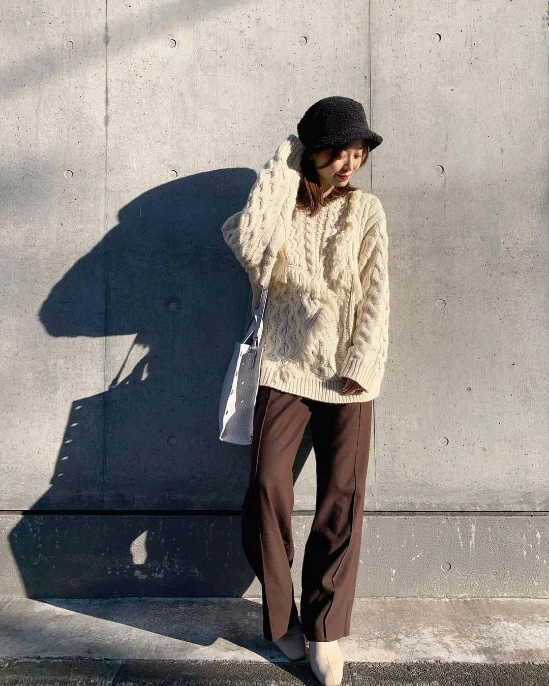 榊本麻衣さんのインスタグラム写真 - (榊本麻衣Instagram)「♡♡﻿ ﻿ ﻿ ダボッと code👢🧶﻿ ﻿ ﻿ knit： @evris_official pants： @chuclla_official bag： @colony2139_jp boots： @randa_pic ﻿ ﻿ こーゆーゆるっとしたコーデ﻿ 久しぶりな気がする☺️笑﻿ ﻿ ﻿ モコモコのバケハはお気に入り❤️﻿ ﻿ ﻿ ﻿ #mai___fashion #mai___code #code #コーデ #コーディネート #冬コーデ #coordinates #fashion #ファッション #outfit #笑顔 #smile #ootd #お洒落さんと繋がりたい #可愛い #カジュアル #カジュアルコーデ #ラフコーデ #大人カジュアル #ブラウンコーデ #ベージュコーデ #ゆるコーデ  #knit #ゆるニット #バゲットハット #EVRIS #RANDA」1月29日 21時36分 - maipipii