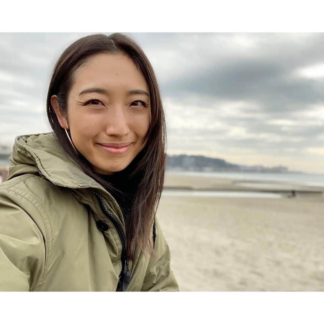 太田彩乃のインスタグラム：「撮影があまりにも早く終わった日。 パン屋さん探して海を眺めながらボケーっと。 ちょっと寄り道。  お腹が空いたのでトンビに狙われないようにパン🥪を食べて🤣また少しボケーっとして。 いっぱい深呼吸して帰ってきました。  そういえば海を眺めたのなんていつぶりだったんだろう。 ほんの少しの時間だけど、大切なリフレッシュの時間になりました🌏 . . #海 #リフレッシュタイム #lunch #天然酵母パン #焼き立てバゲット #味見させてくれました #これが衝撃のおいしさ #バターカレーパン #ご馳走さまでした #海ランチ #1人時間 #sustainable #サステナブル #深呼吸」