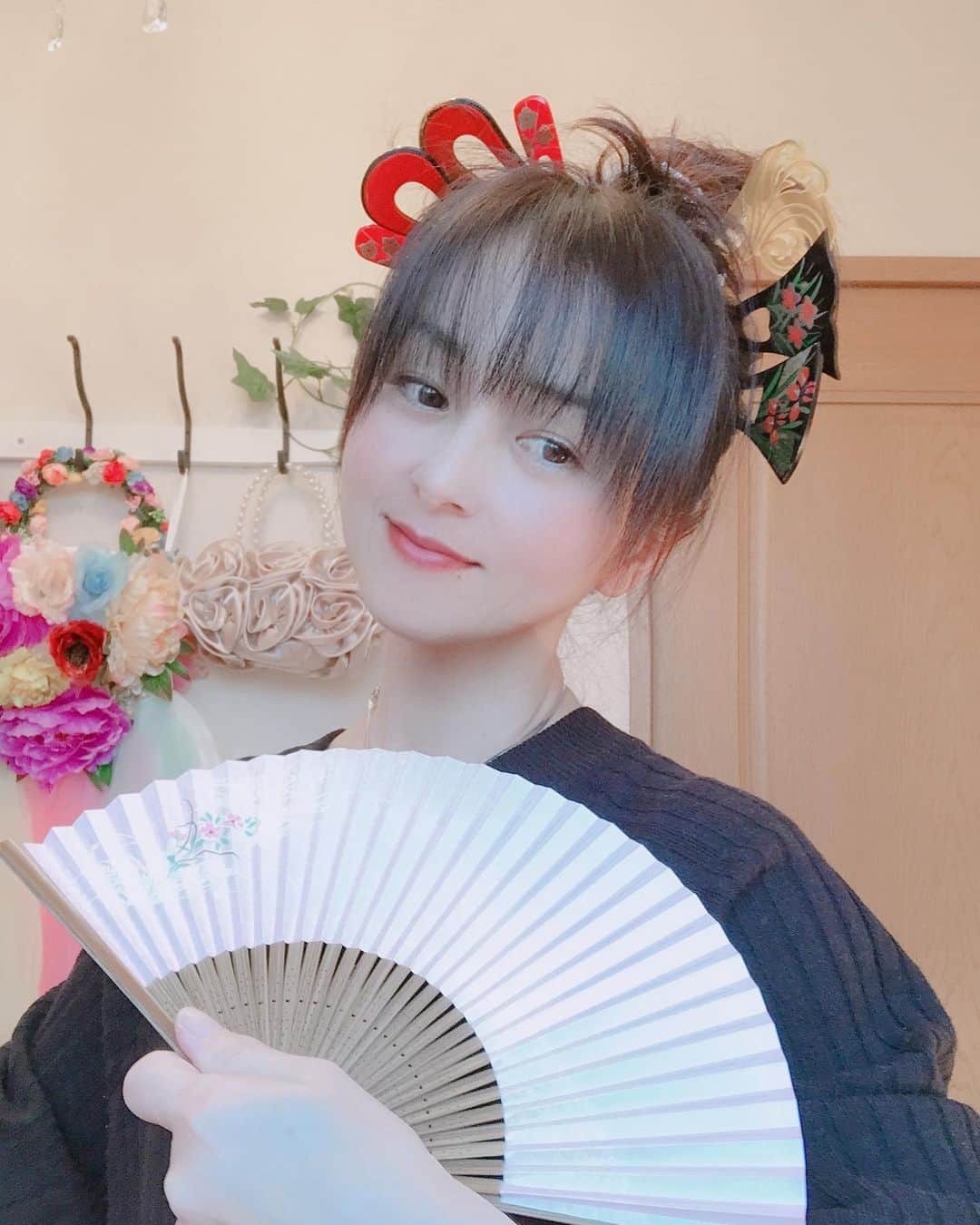 櫻井智さんのインスタグラム写真 - (櫻井智Instagram)「着物が👘 着たいな〜と思い 桐ダンスを開け始めたら 楽しくなってしまった😄🎀 着物にかんざしに帯締めに帯留めなどなど 引っ張りだしては、 あわせたり かんざし全部頭にさして遊んだり😂笑笑 ちょっと花魁なりきりのつもりで😂笑笑 こんな頭ありえません😅 でも、私は「吉原炎上」の名取裕子さんの花魁姿が大好きで、 いつか花魁写真を撮ってみたいと思っていたら、 こんなに月日が流れてしまった😂 でもまだ諦めていませんよ😂笑  なかなか着る機会が少ない着物ですが、 大人になったら（笑笑） 着物を着て生活してみたい😁 習って覚えた着付けも 着ないと忘れます😅 そのうち、また着付けを習おうと思っています😊  今日は、黒系の着物を引っ張り出しましたが 明日は、違う色の着物を引っ張り出して、 楽しくなりたいと思います👘笑笑  舞えよ舞え〜🦋🦋🦋」1月29日 21時30分 - sakuraitomo910_