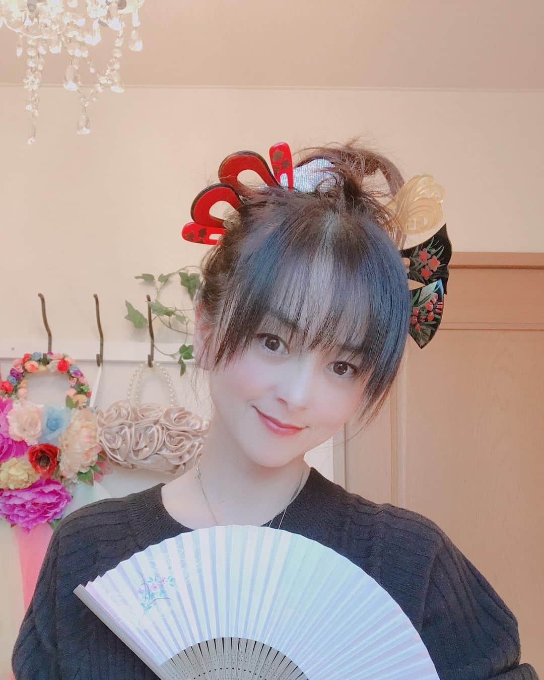 櫻井智さんのインスタグラム写真 - (櫻井智Instagram)「着物が👘 着たいな〜と思い 桐ダンスを開け始めたら 楽しくなってしまった😄🎀 着物にかんざしに帯締めに帯留めなどなど 引っ張りだしては、 あわせたり かんざし全部頭にさして遊んだり😂笑笑 ちょっと花魁なりきりのつもりで😂笑笑 こんな頭ありえません😅 でも、私は「吉原炎上」の名取裕子さんの花魁姿が大好きで、 いつか花魁写真を撮ってみたいと思っていたら、 こんなに月日が流れてしまった😂 でもまだ諦めていませんよ😂笑  なかなか着る機会が少ない着物ですが、 大人になったら（笑笑） 着物を着て生活してみたい😁 習って覚えた着付けも 着ないと忘れます😅 そのうち、また着付けを習おうと思っています😊  今日は、黒系の着物を引っ張り出しましたが 明日は、違う色の着物を引っ張り出して、 楽しくなりたいと思います👘笑笑  舞えよ舞え〜🦋🦋🦋」1月29日 21時30分 - sakuraitomo910_
