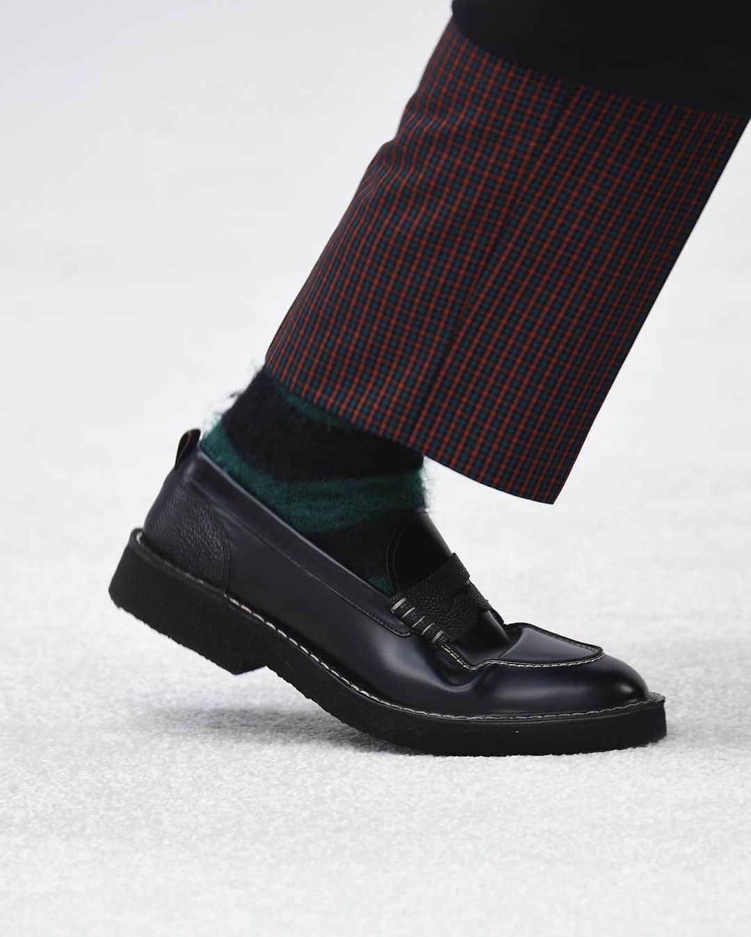 ポールスミスさんのインスタグラム写真 - (ポールスミスInstagram)「The Crepe Sole Loafer   A tribute to icons of British footwear design, this saddle loafer sits on a hand-built natural rubber crepe sole. The shoe is handmade in Italy with a calf leather upper and stitch-down construction.   #PaulSmithAW21 #shoe #loafer #new #PFW」1月29日 21時34分 - paulsmithdesign