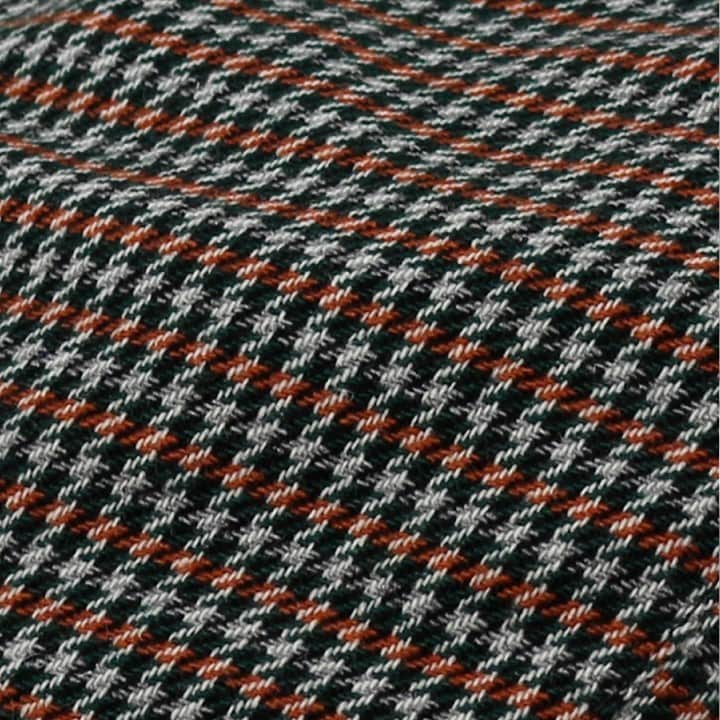 のインスタグラム：「Nomini #Tweed e pensi subito a #Chanel.  Il Tweed è il materiale principe delle soluzioni più stilistiche ed originali. Un tessuto che mantiene la ruvida origine #scozzese, è #antistrappo e #antimacchia. Noi lo usiamo in pura #lana con in aggiunta all'ordito la #seta: ecco la ricetta per un tessuto #rustico all’occhio, #morbidissimo al tatto ed ideale sia in #primavera sia in #autunno. . #Grevi #Grevihats #since1875 #madeinitaly #hatlover #GreviLovesMaterials」