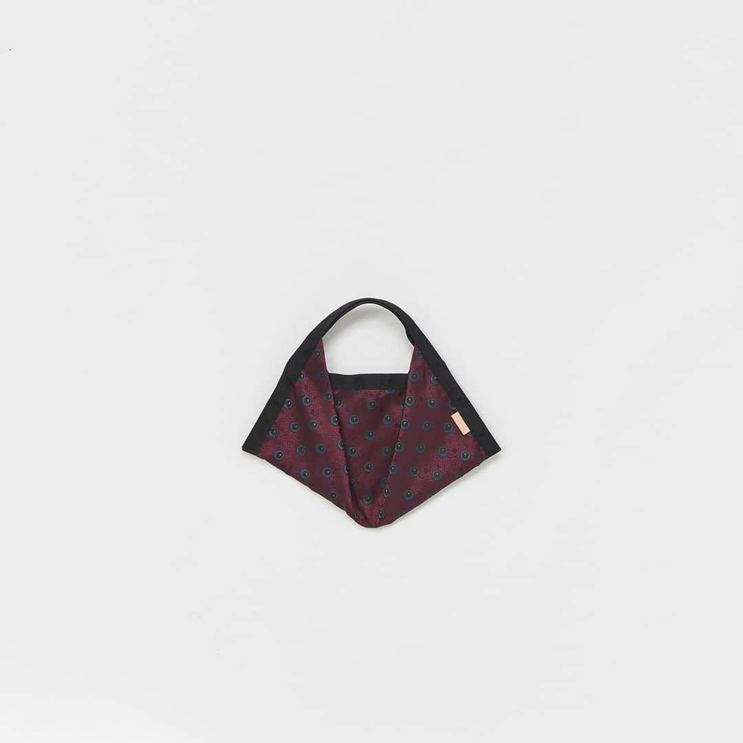 エンダースキーマのインスタグラム：「2021ws(winter/spring) will be at stores from the 6th of Feb﻿ *flagship stores @sukima_shop and retailers in Japan﻿ *abroad mid Mar﻿ ﻿ model: origami bag small﻿ color: paisley, flower, eyeball﻿ ﻿ #henderscheme #2021ws」