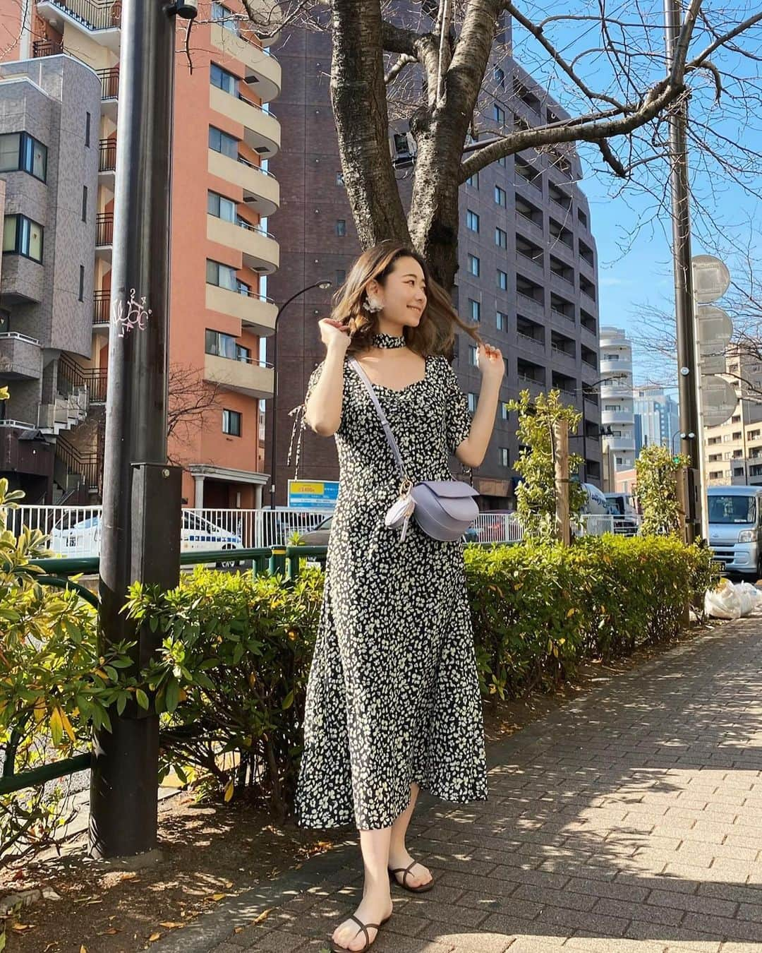 ikeda chizuruのインスタグラム：「私の絶対買うワンピース👗﻿ (持ってるやん。て言われそう笑)﻿ ﻿ 黒地に小花柄のワンピースって﻿ 何着も持ってるのに、﻿ 毎年欲しくなるの何で〜？🤔笑﻿ ﻿ このワンピースは﻿ 肩と胸元のギャザーが可愛いし﻿ 小花の中にネオンイエローの﻿ ポイントがあるのがめっちゃ可愛い♡﻿ ﻿ こーゆーワンピースって﻿ 1枚でコーデ完成するのに﻿ オシャレ見えするから優秀よね👌﻿ ﻿ バックで差し色入れるのも好き♡﻿ ﻿ ﻿ RUNWAYchannelで予約出来て、﻿ 10%OFFクーポン【MS_03842】﻿ も使えるからぜひ使ってね〜〜☺️﻿ —————————————————﻿ コーデ詳細は @mercuryduo_chizuru ﻿ TOPのURLからチェックしてね✔」